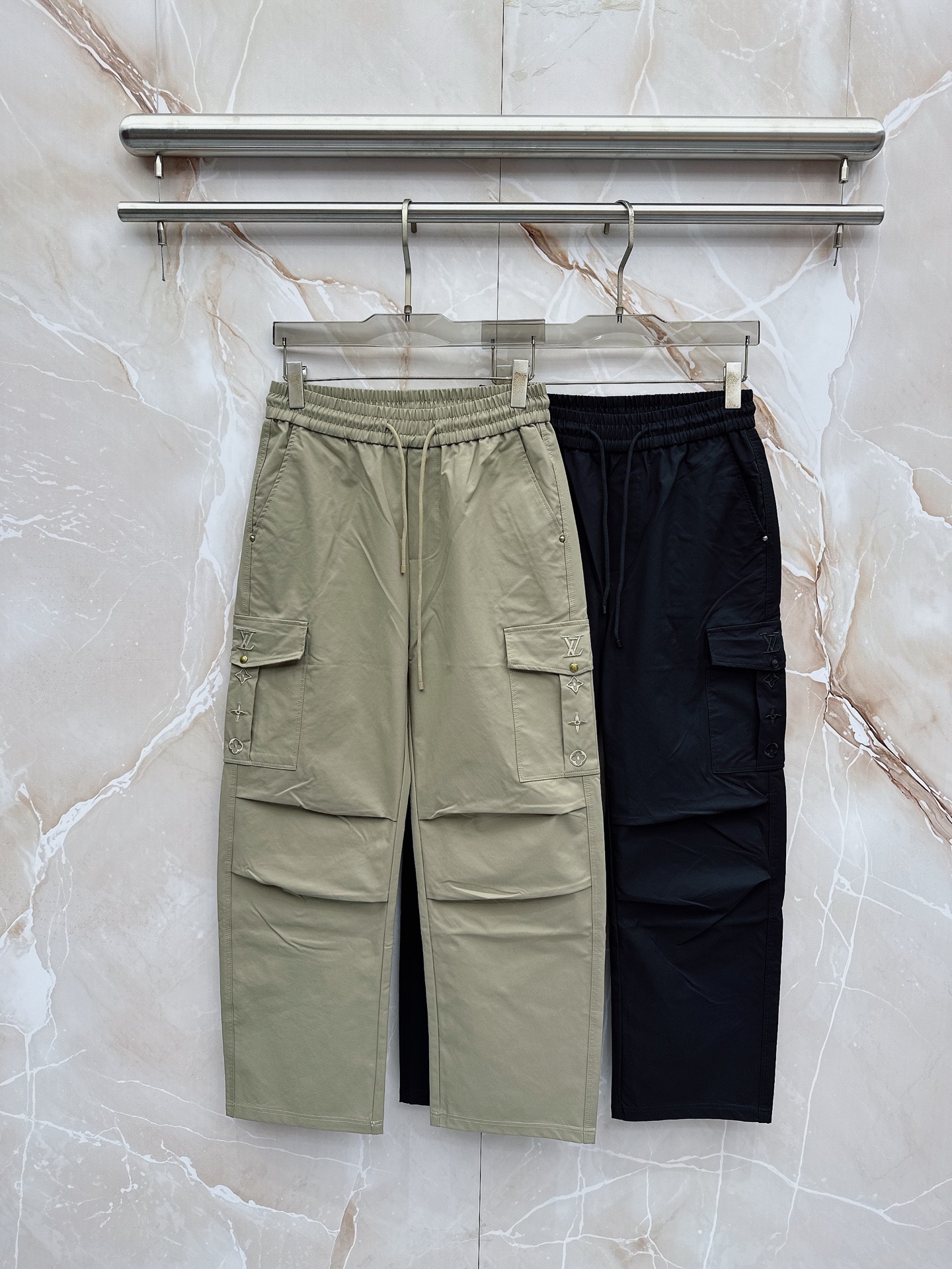 NO:835133,LV 2026 spring and summer new casual pants!  On sale simultaneously on the official website. The brand's classic LOGO casual pants, customized fabrics, excellent comfort, strong touch. Highly recognizable, perfect appearance and craftsmanship. Sizes M-3XL, Louis Vuitton,19860909LV 2026春夏新款休闲裤！官网同步发售.品牌经典LOGO休闲裤 ,定制面料,舒适度极好,手触感强烈.辨识度极高,完美品相工艺. 尺码M-3XL,,louis vuitton,,Men's clothing