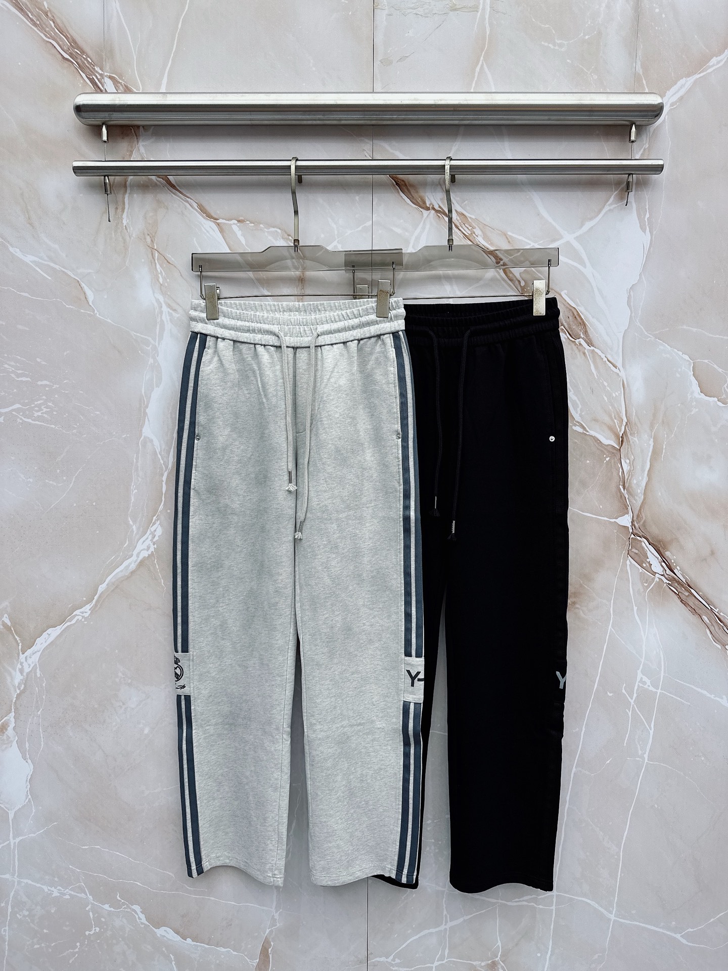 NO:835093,Y3 2026 spring and summer new casual pants!  On sale simultaneously on the official website. The brand's classic LOGO casual pants, customized fabrics, excellent comfort, strong touch. Highly recognizable, perfect appearance and craftsmanship. Sizes M-3XL,,19860909Y3 2026春夏新款休闲裤！官网同步发售.品牌经典LOGO休闲裤 ,定制面料,舒适度极好,手触感强烈.辨识度极高,完美品相工艺. 尺码M-3XL,,,Men's clothing