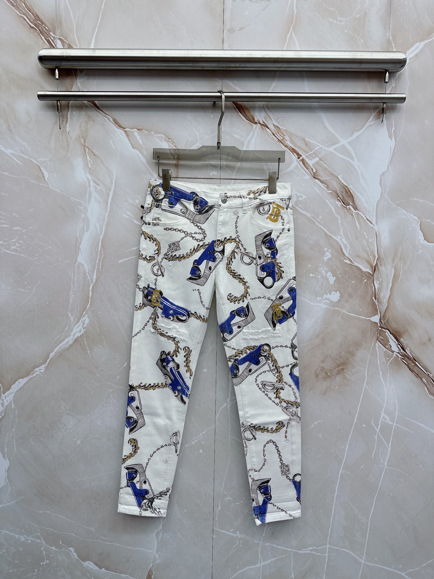 NO:835098,LV 2026 spring new style is on the market, high-quality hot-selling jeans, super customized, classic LOGO, slim fit with elasticity, comfortable and skin-friendly upper body, awesome shape, impeccable details and workmanship!  Simple European style, light luxury and high-end!  Code number 28-38,,louis vuitton,jeans,19860909LV 2026春季新款上市,高品质爆款牛仔裤超级定制款,经典LOGO,修身带弹力,上身舒适亲肤,版型超赞细节做工无可挑剔！简欧风格,轻奢高档,！码数28-38,,louis vuitton,jeans,,Men's clothing