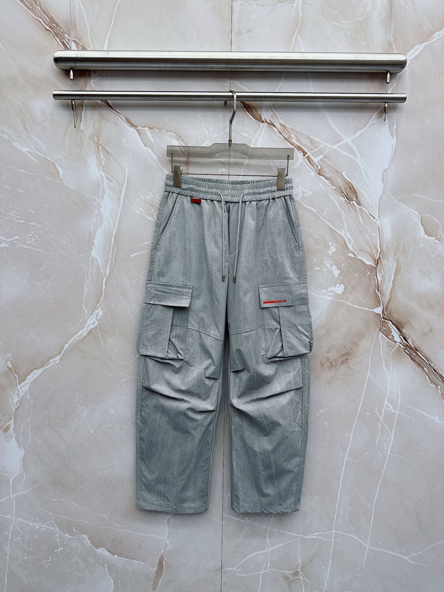 NO:877678,Prada 26ss summer new men's casual workwear casual trousers, American retro [three standards complete] advanced custom summer-specific technical breathable fabric, high breathability and comfort, impeccable details, customized development of accessories, what you see is what you get, reflecting high quality. It feels delicate and soft!  Three-dimensional cutting, simple and fashionable, and the upper body shape is awesome!  Size M-4XL (shipped next day),, prada,19860909普拉达 26ss夏季新款男士休闲工装休闲裤长裤 美式复古【三标齐全】高级定制夏季专用科技透气面料 透气舒适度高,细节无可挑剔,辅料定制开发,所见即所得,体现高品质.手感细腻柔软！立体裁剪,简单时尚,上身版型超赞！码数M-4XL（隔天出货）,,prada,,Men's clothing