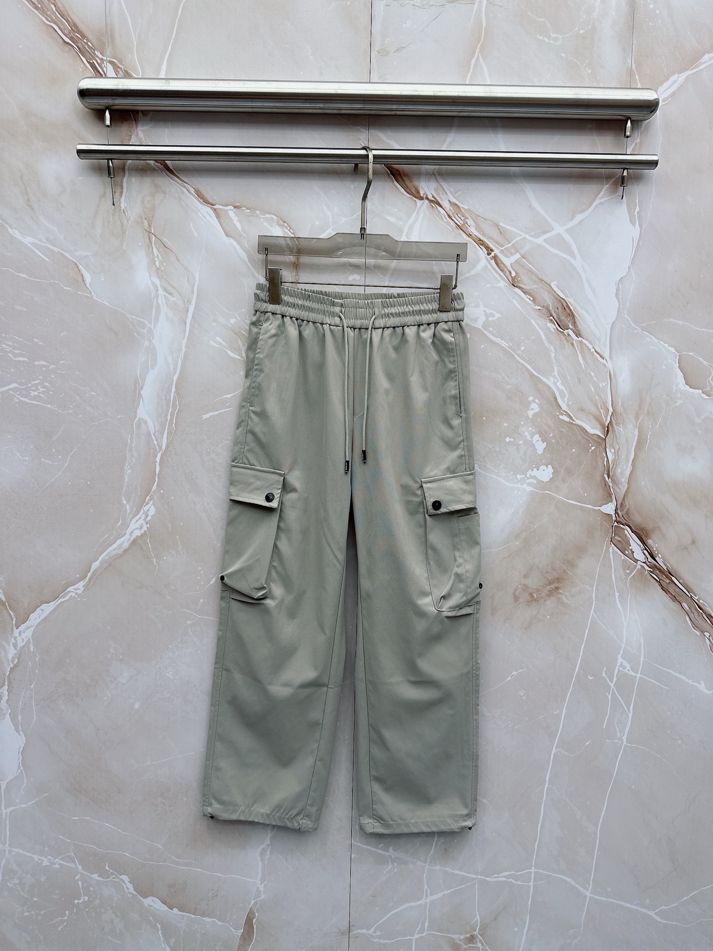 NO:877671,Burberry 26ss summer new men's casual workwear casual trousers, American retro [three standards complete] advanced custom summer-specific technical breathable fabric, high breathability and comfort, impeccable details, customized development of accessories, what you see is what you get, reflecting high quality. It feels delicate and soft!  Three-dimensional cutting, simple and fashionable, and the upper body shape is awesome!  Size 29-36 (shipped next day),,burberry,19860909巴宝莉 26ss夏季新款男士休闲工装休闲裤长裤 美式复古【三标齐全】高级定制夏季专用科技透气面料 透气舒适度高,细节无可挑剔,辅料定制开发,所见即所得,体现高品质.手感细腻柔软！立体裁剪,简单时尚,上身版型超赞！码数29-36（隔天出货）,,burberry,,Men's clothing