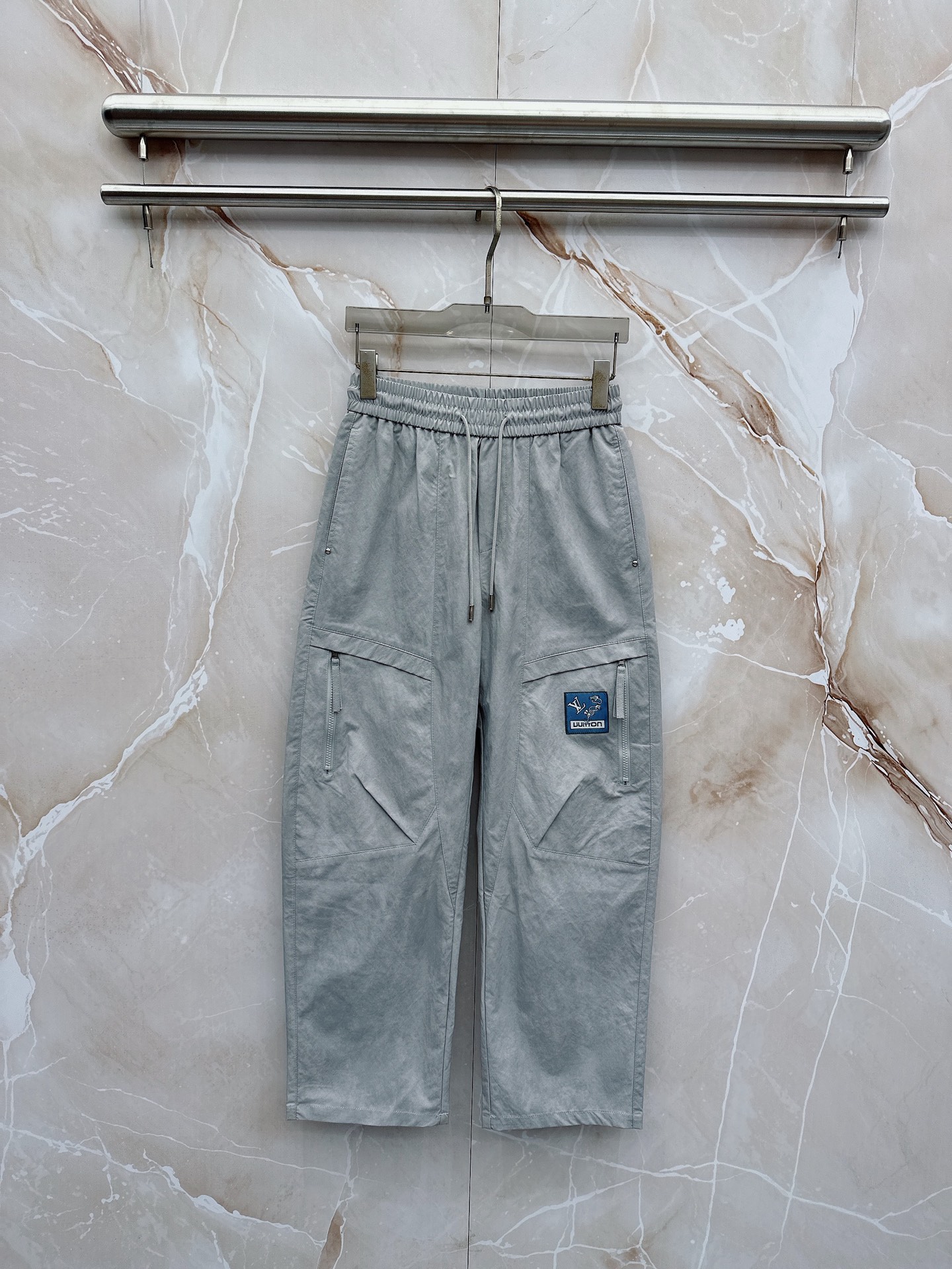 NO:877665,LV 26ss new summer men's casual workwear casual trousers, American retro [three labels complete] advanced custom summer-specific technical breathable fabric, high breathability and comfort, impeccable details, customized development of accessories, what you see is what you get, reflecting high quality. It feels delicate and soft!  Three-dimensional cutting, simple and fashionable, and the upper body shape is awesome!  Size M-4XL (shipped next day),,louis vuitton,19860909LV 26ss夏季新款男士休闲工装休闲裤长裤 美式复古【三标齐全】高级定制夏季专用科技透气面料 透气舒适度高,细节无可挑剔,辅料定制开发,所见即所得,体现高品质.手感细腻柔软！立体裁剪,简单时尚,上身版型超赞！码数M-4XL（隔天出货）,,louis vuitton,,Men's clothing