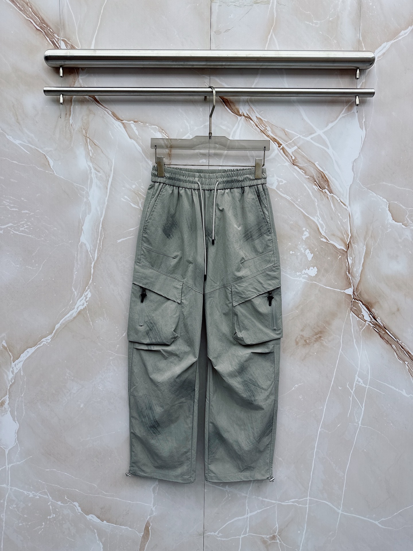 NO:877659,Prada 26ss summer new men's casual workwear casual trousers, American retro [three standards complete] advanced custom summer-specific technical breathable fabric, high breathability and comfort, impeccable details, customized development of accessories, what you see is what you get, reflecting high quality. It feels delicate and soft!  Three-dimensional cutting, simple and fashionable, and the upper body shape is awesome!  Size M-4XL (shipped next day),, prada,19860909普拉达 26ss夏季新款男士休闲工装休闲裤长裤 美式复古【三标齐全】高级定制夏季专用科技透气面料 透气舒适度高,细节无可挑剔,辅料定制开发,所见即所得,体现高品质.手感细腻柔软！立体裁剪,简单时尚,上身版型超赞！码数M-4XL（隔天出货）,,prada,,Men's clothing