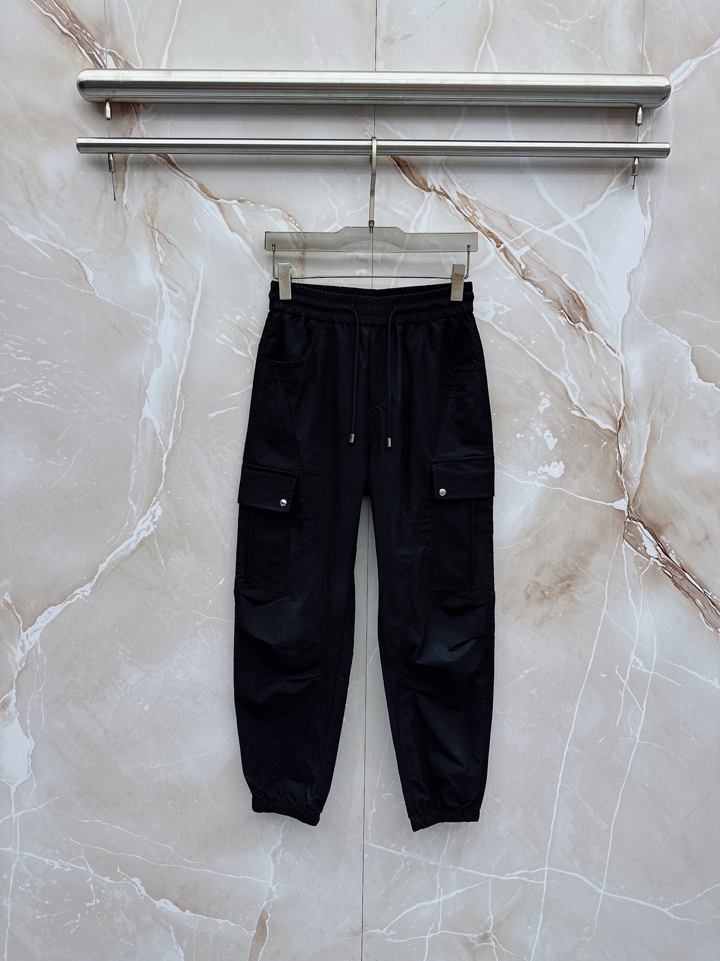 NO:862992,Prada 26ss summer new men's casual workwear casual trousers, American retro [three standards complete] advanced custom summer-specific technical breathable fabric, high breathability and comfort, impeccable details, customized development of accessories, what you see is what you get, reflecting high quality. It feels delicate and soft!  Three-dimensional cutting, simple and fashionable, and the upper body shape is awesome!  Size 29-36, no 35 (shipped next day),, prada,19860909普拉达 26ss夏季新款男士休闲工装休闲裤长裤 美式复古【三标齐全】高级定制夏季专用科技透气面料 透气舒适度高,细节无可挑剔,辅料定制开发,所见即所得,体现高品质.手感细腻柔软！立体裁剪,简单时尚,上身版型超赞！码数29-36,无35（隔天出货）,,prada,,Men's clothing