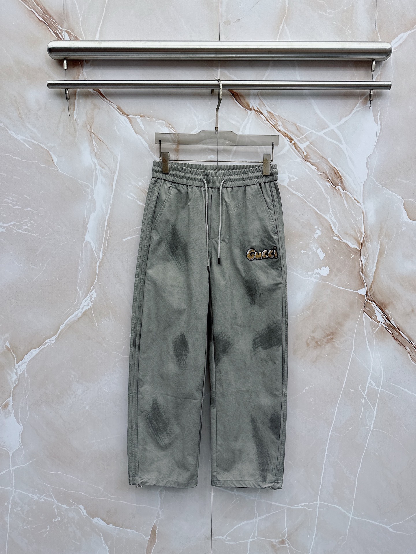 NO:877654,GUCCI Gucci 26ss new summer men's casual workwear casual trousers, American retro [three standards complete] advanced customized summer-specific technical breathable fabric, high breathability and comfort, impeccable details, customized development of accessories, what you see is what you get, reflecting high quality. It feels delicate and soft!  Three-dimensional cutting, simple and fashionable, and the upper body shape is awesome!  Size M-4XL (shipped next day),,gucci,19860909GUCCI古奇 26ss夏季新款男士休闲工装休闲裤长裤 美式复古【三标齐全】高级定制夏季专用科技透气面料 透气舒适度高,细节无可挑剔,辅料定制开发,所见即所得,体现高品质.手感细腻柔软！立体裁剪,简单时尚,上身版型超赞！码数M-4XL（隔天出货）,,gucci,,Men's clothing