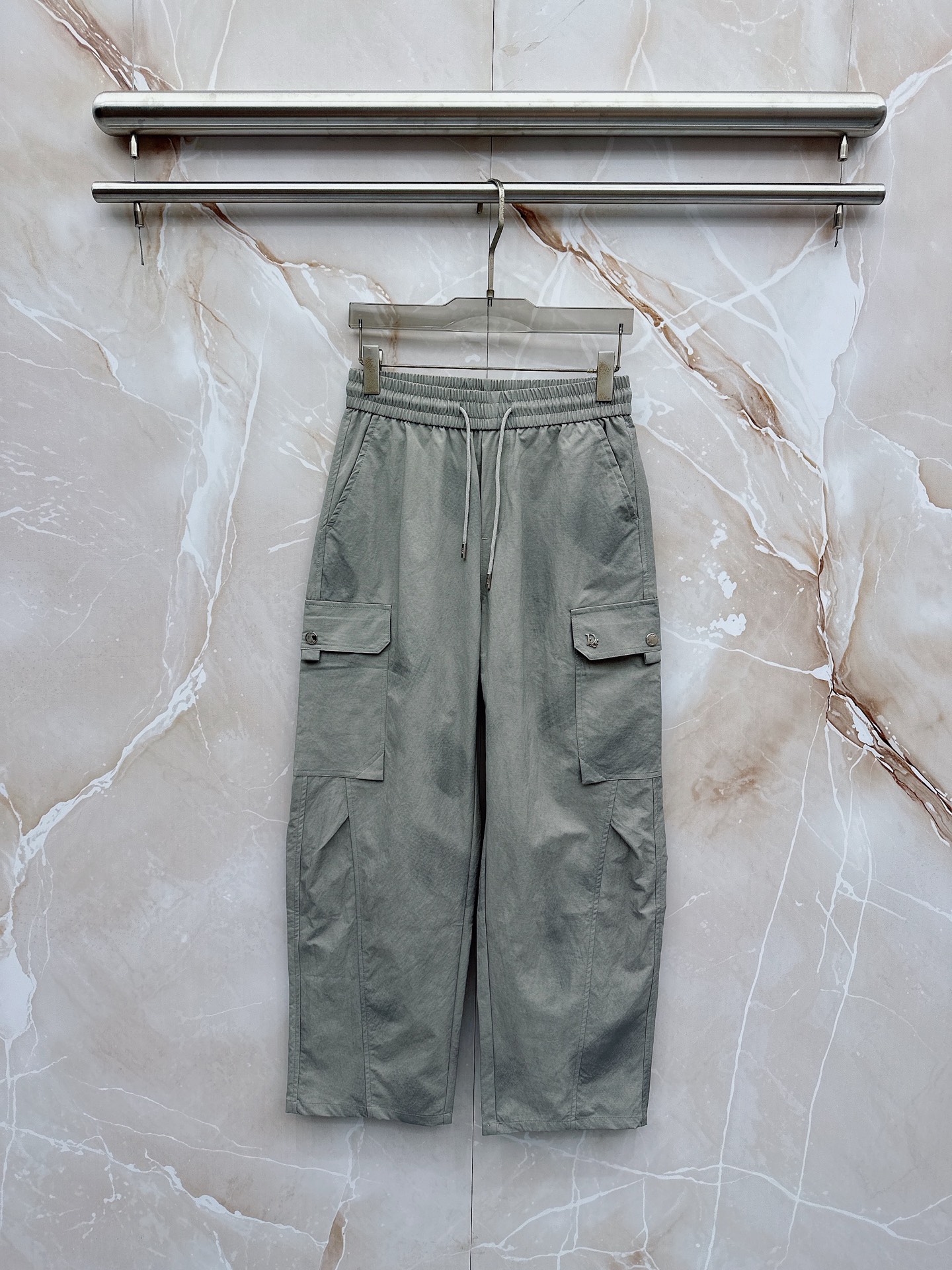 NO:877649,Dior 26ss summer new men's casual workwear casual trousers, American retro [three-standard complete] advanced custom-made summer-specific technical breathable fabric, high breathability and comfort, impeccable details, customized development of accessories, what you see is what you get, reflecting high quality. It feels delicate and soft!  Three-dimensional cutting, simple and fashionable, and the upper body shape is awesome!  Size M-4XL (shipped next day), dior,19860909迪奥 26ss夏季新款男士休闲工装休闲裤长裤 美式复古【三标齐全】高级定制夏季专用科技透气面料 透气舒适度高,细节无可挑剔,辅料定制开发,所见即所得,体现高品质.手感细腻柔软！立体裁剪,简单时尚,上身版型超赞！码数M-4XL（隔天出货）,,dior,,Men's clothing