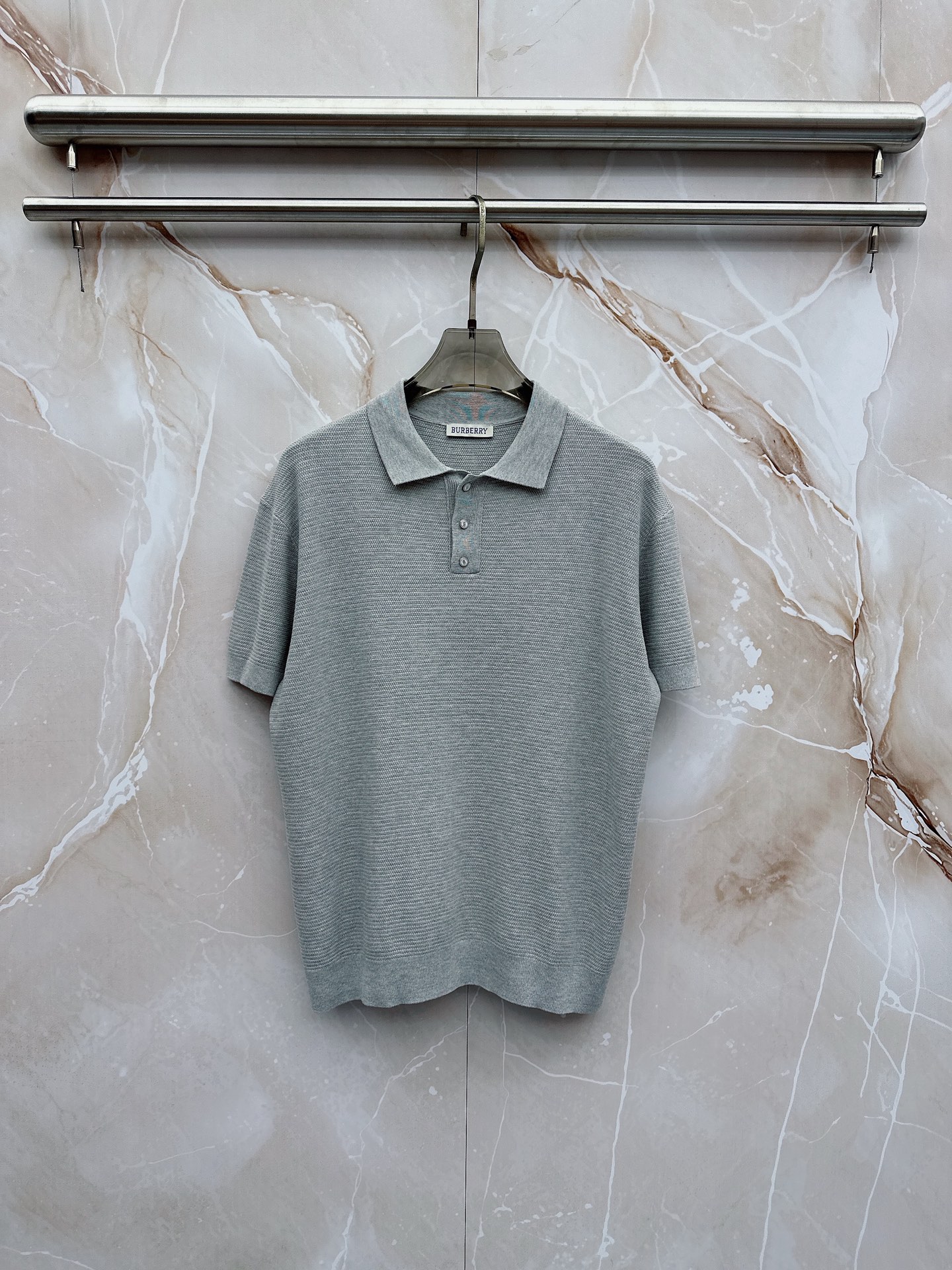 NO:937159,BURBERRY 2026 spring and summer lapel sweater, genuine selection of highly breathable Tencel fabric, comfortable and not stuffy to wear in summer, crisp and stylish, small logo and heavy craftsmanship, simple and not simple, high-end Tencel wool sweater short-sleeved, solid color, simple, fashionable yet luxurious, quality is unquestionable, the upper body effect is great, size M-2XL, shipped next day,, burberry, burberry, T-shirt,19860909BURBERRY巴宝莉 2026春夏款翻领针织衫,真正 甄选高度透气天丝面料,夏季穿着舒服不闷热,版型挺括有型,小logo重工艺搭配简约不简单,高端级天丝羊毛衫短袖 纯色简约 时尚不失奢华 品质毋庸置疑 上身效果超赞,尺码M-2XL,隔天出货,,burberry,burberry,T-shirt,,Men's clothing
