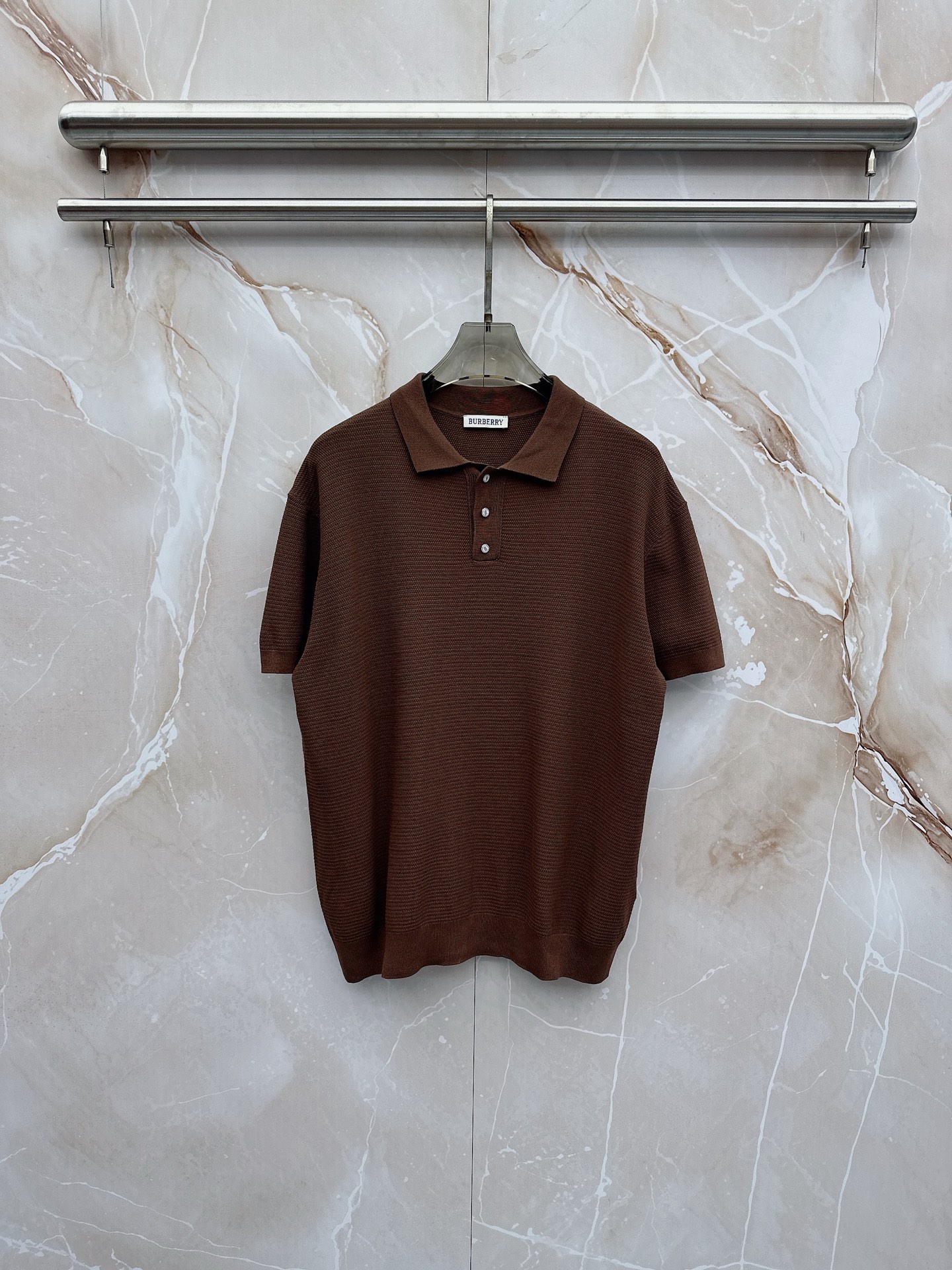 NO:910679,BURBERRY 2026 spring and summer lapel sweater, genuine selection of highly breathable Tencel fabric, comfortable and not stuffy to wear in summer, crisp and stylish, small logo and heavy craftsmanship, simple and not simple, high-end Tencel wool sweater short-sleeved, solid color, simple, fashionable yet luxurious, quality is unquestionable, the upper body effect is great, size M-2XL, shipped next day,, burberry, burberry, T-shirt,19860909BURBERRY巴宝莉 2026春夏款翻领针织衫,真正 甄选高度透气天丝面料,夏季穿着舒服不闷热,版型挺括有型,小logo重工艺搭配简约不简单,高端级天丝羊毛衫短袖 纯色简约 时尚不失奢华 品质毋庸置疑 上身效果超赞,尺码M-2XL,隔天出货,,burberry,burberry,T-shirt,,Men's clothing