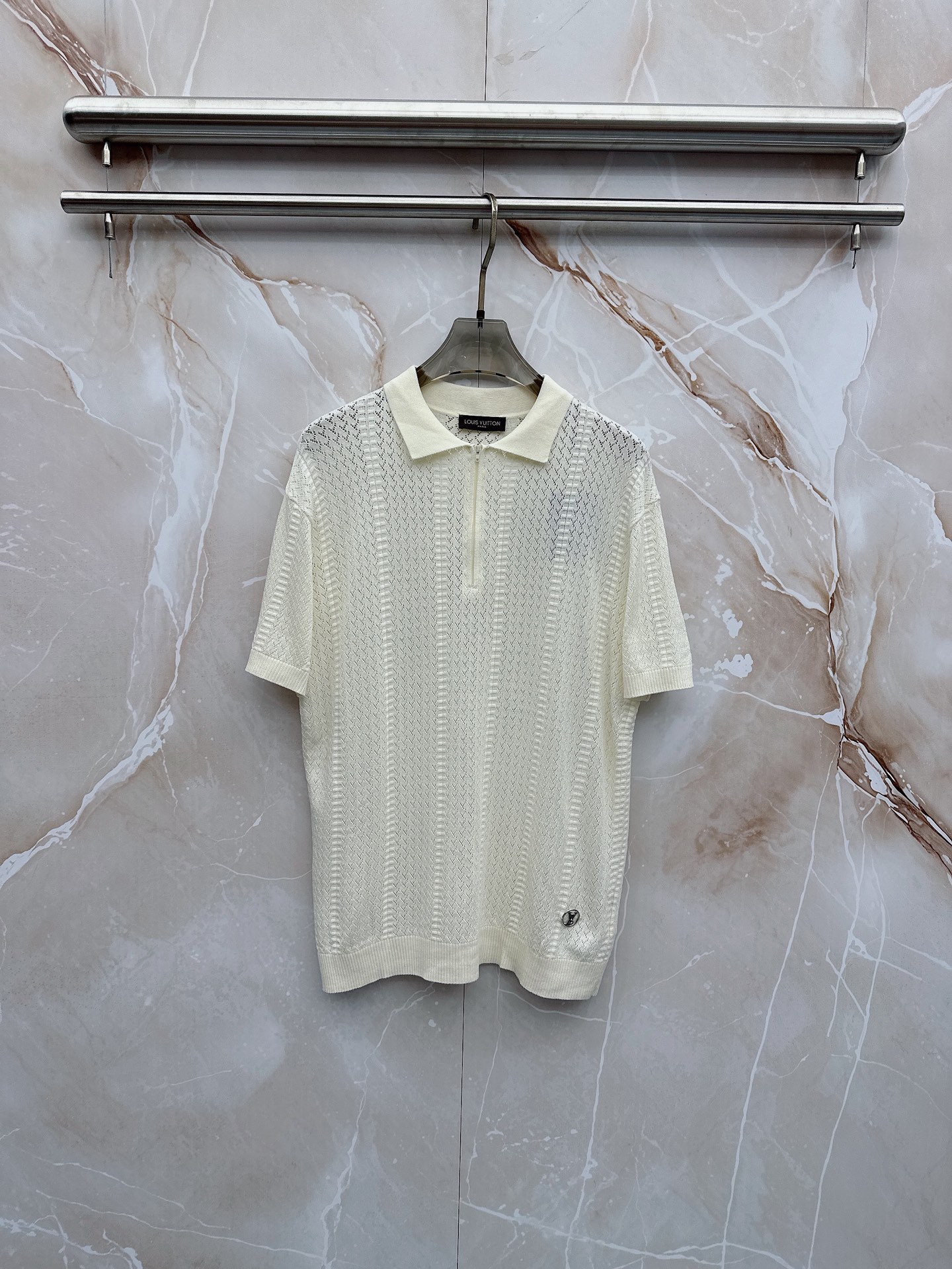 NO:937156,LV 2026 spring and summer lapel sweater, genuine selection of highly breathable Tencel fabric, comfortable and not stuffy to wear in summer, crisp and stylish, small logo and heavy craftsmanship, simple but not simple, high-end Tencel sweater short-sleeved, solid color, simple, fashionable yet luxurious, quality is beyond doubt, the upper body effect is great, size M-2XL, shipped next day,, louis vuitton, T-shirt,19860909LV 2026春夏款翻领针织衫,真正 甄选高度透气天丝面料,夏季穿着舒服不闷热,版型挺括有型,小logo重工艺搭配简约不简单,高端级天丝羊毛衫短袖 纯色简约 时尚不失奢华 品质毋庸置疑 上身效果超赞,尺码M-2XL,隔天出货,,louis vuitton,T-shirt,,Men's clothing