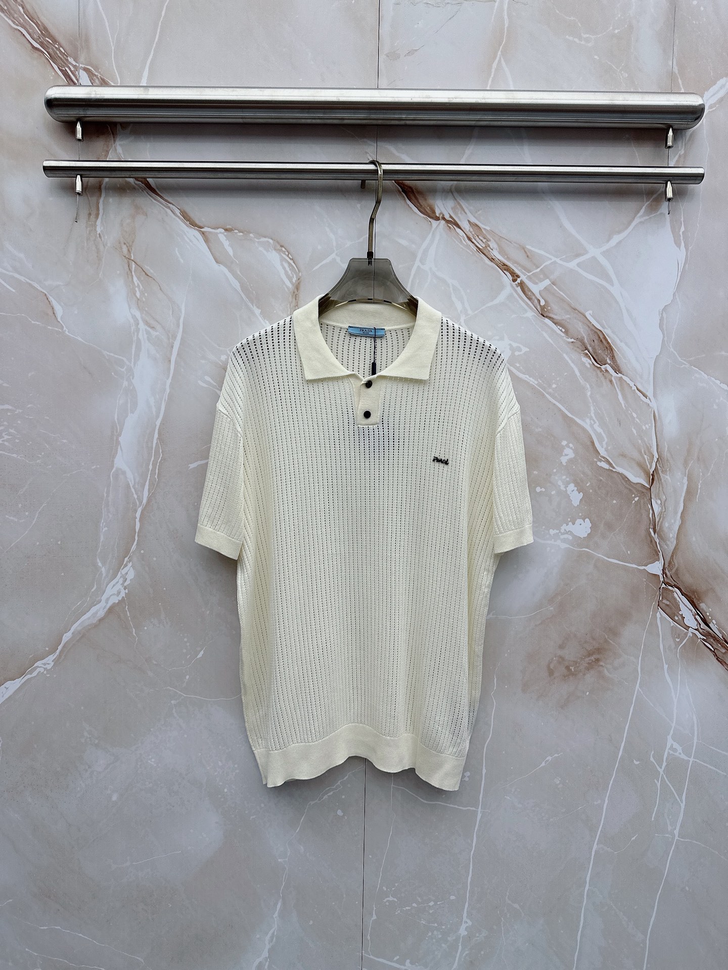 NO:937153,Prada 2026 spring and summer lapel sweater, genuine selection of highly breathable Tencel fabric, comfortable and not stuffy to wear in summer, crisp and stylish, small logo and heavy craftsmanship, simple but not simple, high-end Tencel sweater short-sleeved, solid color, simple, fashionable yet luxurious, quality is beyond doubt, the upper body effect is great, size M-2XL, shipped next day,, prada, T-shirt,19860909普拉达 2026春夏款翻领针织衫,真正 甄选高度透气天丝面料,夏季穿着舒服不闷热,版型挺括有型,小logo重工艺搭配简约不简单,高端级天丝羊毛衫短袖 纯色简约 时尚不失奢华 品质毋庸置疑 上身效果超赞,尺码M-2XL,隔天出货,,prada,T-shirt,,Men's clothing