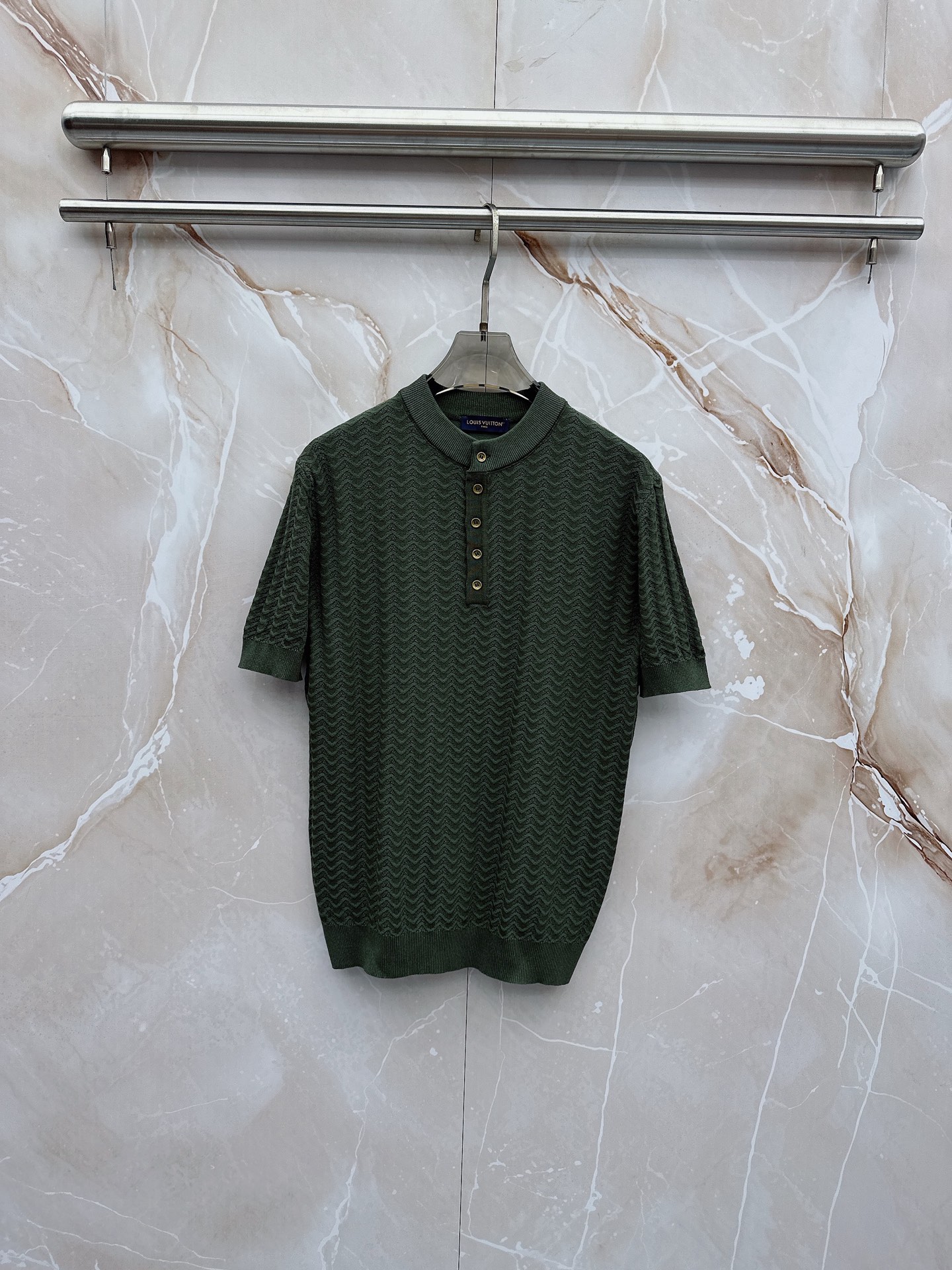 NO:937244,LV Louis Vuitton 2026 spring and summer round neck sweater, genuine-selected highly breathable Tencel fabric, comfortable and not stuffy to wear in summer, crisp and stylish, small logo and heavy craftsmanship, simple and not simple, high-end Tencel sweater short-sleeved, solid color simple, fashionable yet luxurious, quality is beyond doubt, the upper body effect is great, size M-4XL, shipped next day,, louis vuitton, louis vuitton, T-shirt,19860909LV路易威登 2026春夏款圆领针织衫,真正-甄选高度透气天丝面料,夏季穿着舒服不闷热,版型挺括有型,小logo重工艺搭配简约不简单,高端级天丝羊毛衫短袖 纯色简约 时尚不失奢华 品质毋庸置疑 上身效果超赞,尺码M-4XL,隔天出货,,louis vuitton,louis vuitton,T-shirt,,Men's clothing