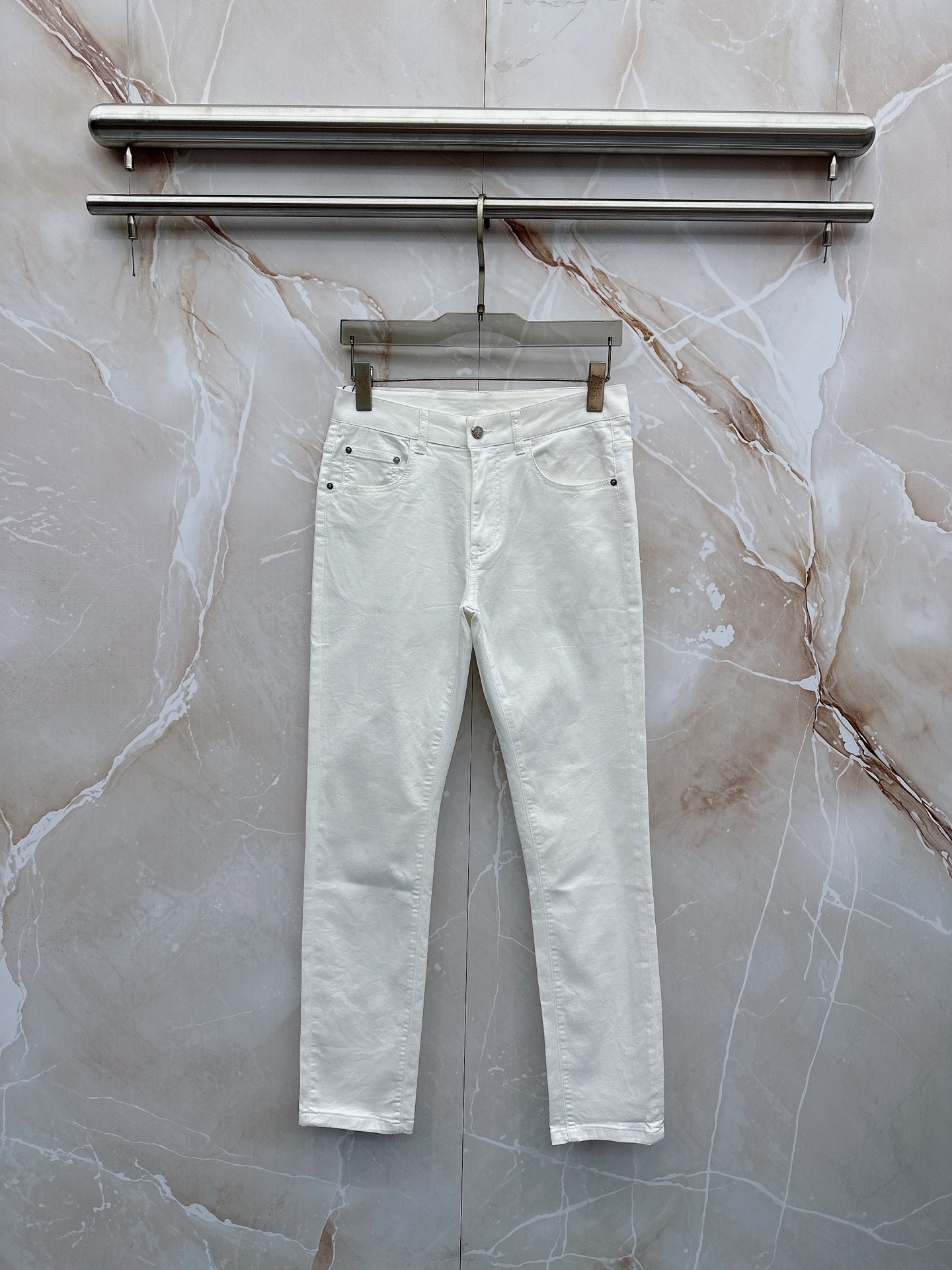 NO:918772,Prada 1956 spring and summer slim fit straight jeans!  Heavy-duty fermentation and washing process, the slim straight version with elastic upper body is very comfortable, and it is very classy to wear. Needless to say, the style and tailoring of the pants, the G mesh logo is highly recognizable!  Truly a first-class top trendy product!  Really top-notch jeans, using Turkish cotton to produce the most famous denim fabric. The quality is outstanding. After heavy-duty fermentation and washing, the pants are very soft!  The straight-leg version is not picky and the upper body is absolutely stylish!  !  !  Size 29——3837,,prada,jeans,19860909普拉达 1956春夏修身版直筒牛仔裤！重工酵磨水洗工艺,修身直筒版型带弹力上身非常舒适,穿出去非常有档次,裤型款式和裁剪亦无需多言 ,G网Logo辨识度极高！真正一等一顶级潮品！真正殿堂级的牛仔裤,选用土耳其的棉花 生产出最有名的单宁布 品质卓然,经过重工酵磨水洗使得裤子很柔软！直脚的版型 不挑人 上身绝对的有型！！！尺码29——3837,,prada,jeans,,Men's clothing