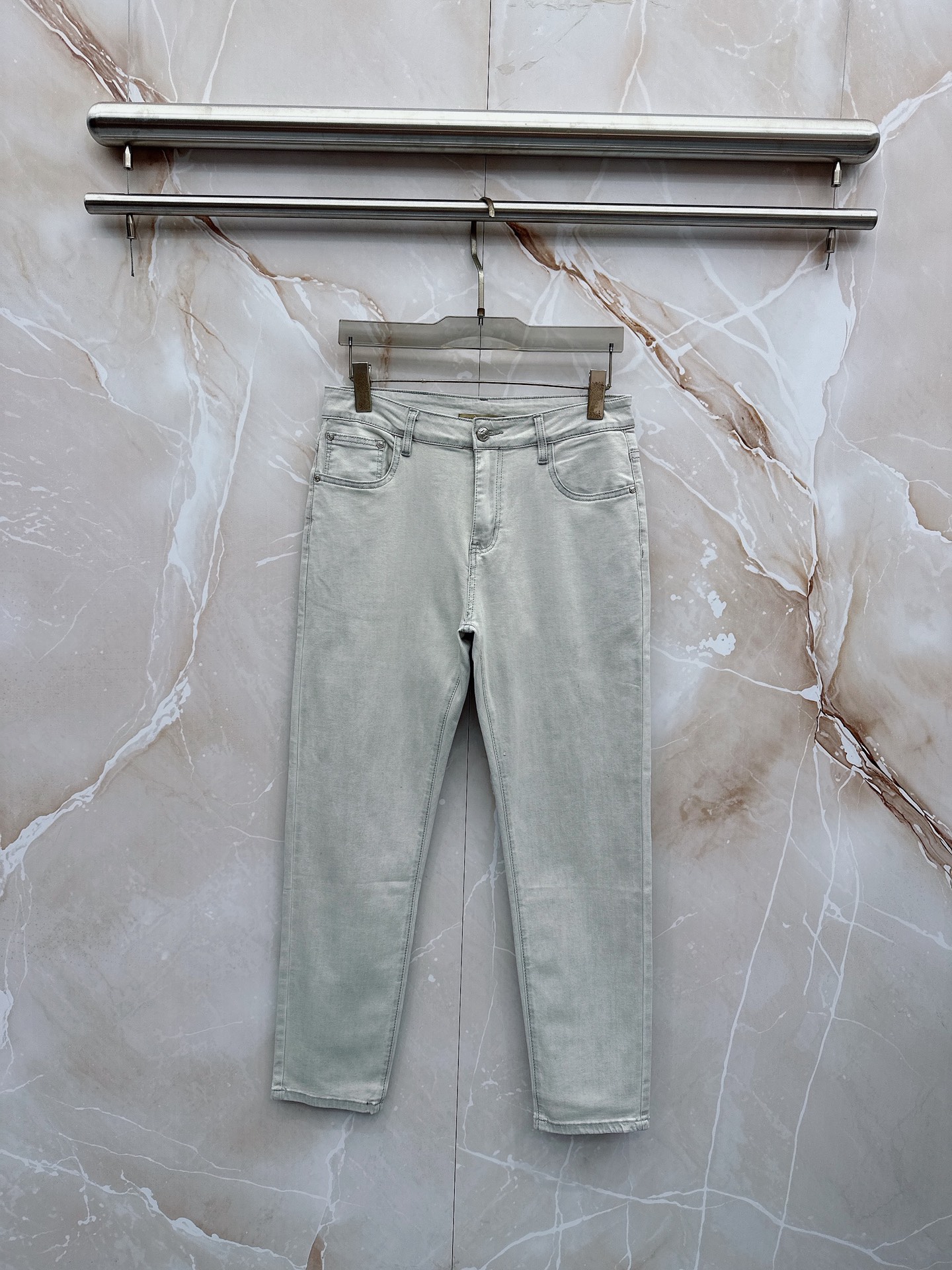NO:918775,Burberry 1956 spring and summer slim fit straight jeans!  Heavy-duty fermentation and washing process, the slim straight version with elastic upper body is very comfortable, and it is very classy to wear. Needless to say, the style and tailoring of the pants, the G mesh logo is highly recognizable!  Truly a first-class top trendy product!  Really top-notch jeans, using Turkish cotton to produce the most famous denim fabric. The quality is outstanding. After heavy-duty fermentation and washing, the pants are very soft!  The straight-leg version is not picky and the upper body is absolutely stylish!  !  !  Size 29——3837,,burberry,jeans,19860909巴宝莉 1956春夏修身版直筒牛仔裤！重工酵磨水洗工艺,修身直筒版型带弹力上身非常舒适,穿出去非常有档次,裤型款式和裁剪亦无需多言 ,G网Logo辨识度极高！真正一等一顶级潮品！真正殿堂级的牛仔裤,选用土耳其的棉花 生产出最有名的单宁布 品质卓然,经过重工酵磨水洗使得裤子很柔软！直脚的版型 不挑人 上身绝对的有型！！！尺码29——3837,,burberry,jeans,,Men's clothing