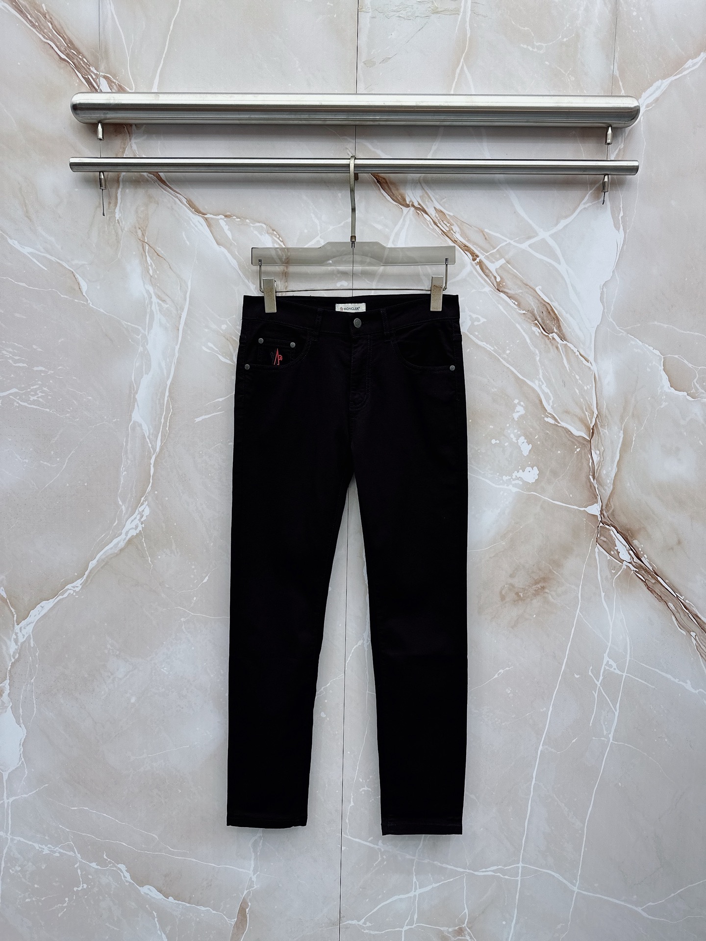 NO:918778,Meng Mouth 1956 spring and summer slim fit straight jeans!  Heavy-duty fermentation and washing process, the slim straight version with elastic upper body is very comfortable, and it is very classy to wear. Needless to say, the style and tailoring of the pants, the G mesh logo is highly recognizable!  Truly a first-class top trendy product!  Really top-notch jeans, using Turkish cotton to produce the most famous denim fabric. The quality is outstanding. After heavy-duty fermentation and washing, the pants are very soft!  The straight-leg version is not picky and the upper body is absolutely stylish!  !  !  Size 29——3837,,Moncler,jeans,19860909蒙口 1956春夏修身版直筒牛仔裤！重工酵磨水洗工艺,修身直筒版型带弹力上身非常舒适,穿出去非常有档次,裤型款式和裁剪亦无需多言 ,G网Logo辨识度极高！真正一等一顶级潮品！真正殿堂级的牛仔裤,选用土耳其的棉花 生产出最有名的单宁布 品质卓然,经过重工酵磨水洗使得裤子很柔软！直脚的版型 不挑人 上身绝对的有型！！！尺码29——3837,,Moncler,jeans,,Men's clothing