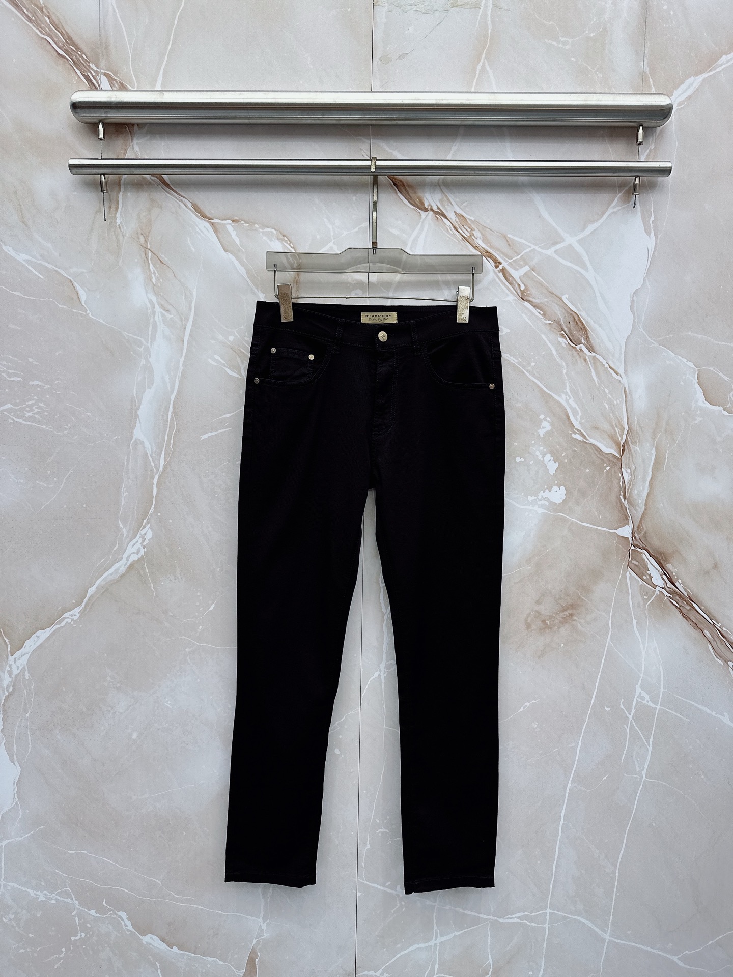 NO:918781,Burberry 1956 spring and summer slim fit straight jeans!  Heavy-duty fermentation and washing process, the slim straight version with elastic upper body is very comfortable, and it is very classy to wear. Needless to say, the style and tailoring of the pants, the G mesh logo is highly recognizable!  Truly a first-class top trendy product!  Really top-notch jeans, using Turkish cotton to produce the most famous denim fabric. The quality is outstanding. After heavy-duty fermentation and washing, the pants are very soft!  The straight-leg version is not picky and the upper body is absolutely stylish!  !  !  Size 29——3837,,burberry,jeans,19860909巴宝莉 1956春夏修身版直筒牛仔裤！重工酵磨水洗工艺,修身直筒版型带弹力上身非常舒适,穿出去非常有档次,裤型款式和裁剪亦无需多言 ,G网Logo辨识度极高！真正一等一顶级潮品！真正殿堂级的牛仔裤,选用土耳其的棉花 生产出最有名的单宁布 品质卓然,经过重工酵磨水洗使得裤子很柔软！直脚的版型 不挑人 上身绝对的有型！！！尺码29——3837,,burberry,jeans,,Men's clothing