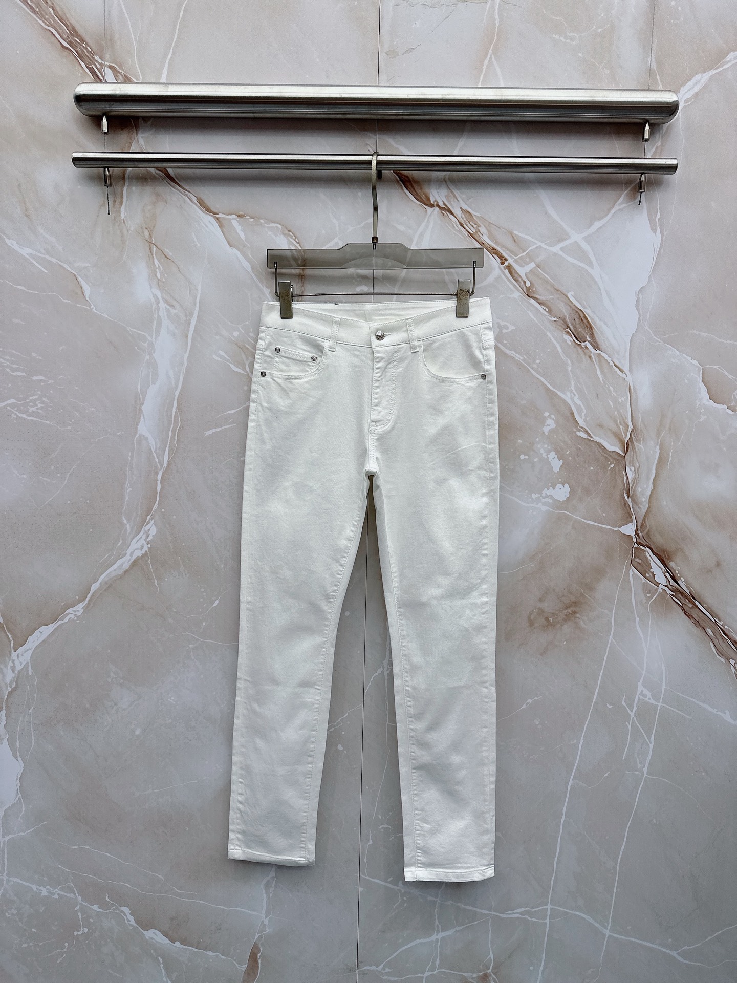 NO:918784,Hermès 1956 spring and summer slim straight jeans!  Heavy-duty fermentation and washing process, the slim straight version with elastic upper body is very comfortable, and it is very classy to wear. Needless to say, the style and tailoring of the pants, the G mesh logo is highly recognizable!  Truly a first-class top trendy product!  Really top-notch jeans, using Turkish cotton to produce the most famous denim fabric. The quality is outstanding. After heavy-duty fermentation and washing, the pants are very soft!  The straight-leg version is not picky and the upper body is absolutely stylish!  !  !  Size 29——3837,,hermes,jeans,19860909爱马仕 1956春夏修身版直筒牛仔裤！重工酵磨水洗工艺,修身直筒版型带弹力上身非常舒适,穿出去非常有档次,裤型款式和裁剪亦无需多言 ,G网Logo辨识度极高！真正一等一顶级潮品！真正殿堂级的牛仔裤,选用土耳其的棉花 生产出最有名的单宁布 品质卓然,经过重工酵磨水洗使得裤子很柔软！直脚的版型 不挑人 上身绝对的有型！！！尺码29——3837,,hermes,jeans,,Men's clothing