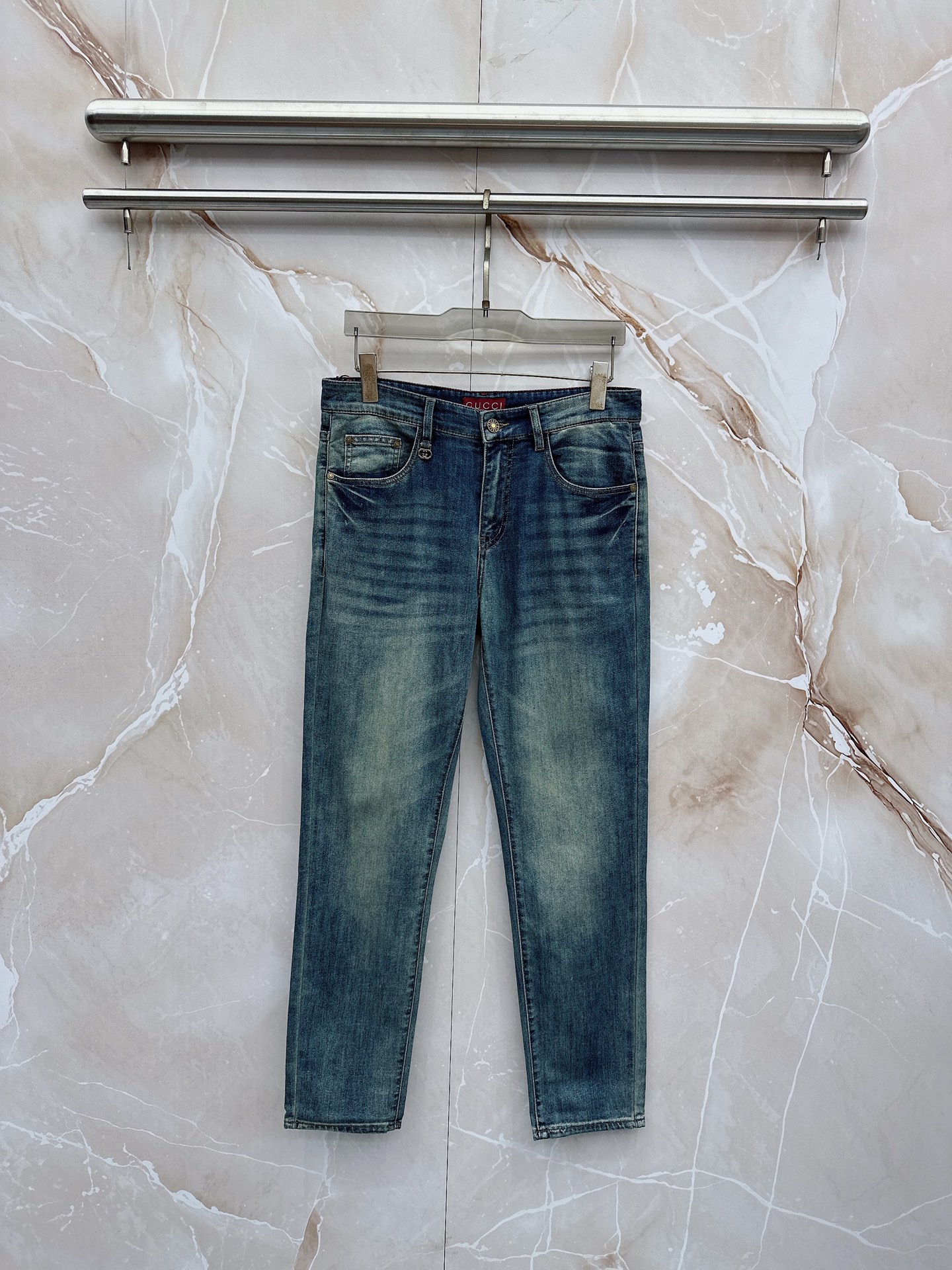 NO:918787,Gucci 1956 spring and summer slim fit straight jeans!  Heavy-duty fermentation and washing process, the slim straight version with elastic upper body is very comfortable, and it is very classy to wear. Needless to say, the style and tailoring of the pants, the G mesh logo is highly recognizable!  Truly a first-class top trendy product!  Really top-notch jeans, using Turkish cotton to produce the most famous denim fabric. The quality is outstanding. After heavy-duty fermentation and washing, the pants are very soft!  The straight-leg version is not picky and the upper body is absolutely stylish!  !  !  Size 29——3837,,jeans,19860909古奇 1956春夏修身版直筒牛仔裤！重工酵磨水洗工艺,修身直筒版型带弹力上身非常舒适,穿出去非常有档次,裤型款式和裁剪亦无需多言 ,G网Logo辨识度极高！真正一等一顶级潮品！真正殿堂级的牛仔裤,选用土耳其的棉花 生产出最有名的单宁布 品质卓然,经过重工酵磨水洗使得裤子很柔软！直脚的版型 不挑人 上身绝对的有型！！！尺码29——3837,,jeans,,Men's clothing