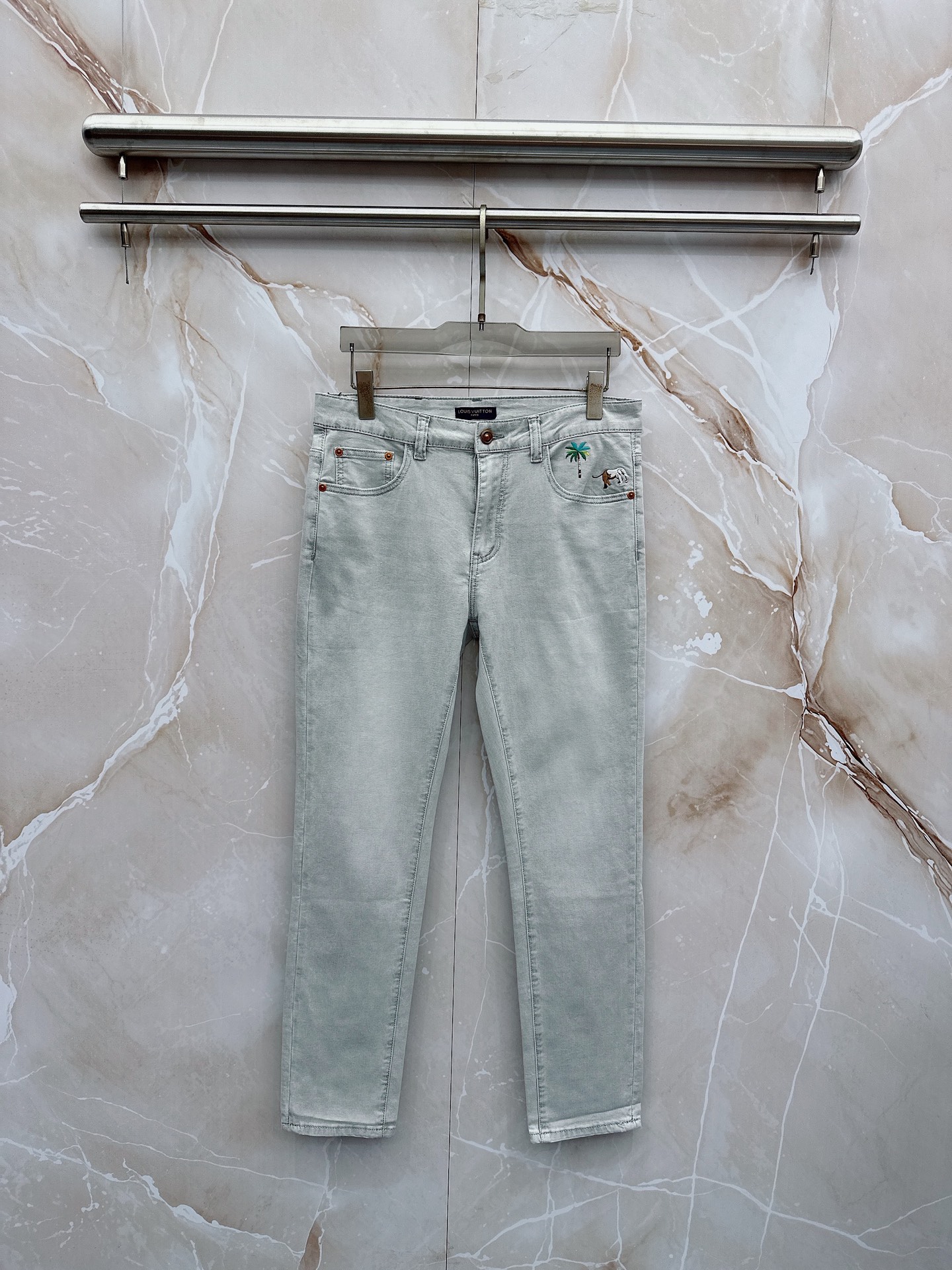NO:918764,LV 1956 spring and summer slim fit straight jeans!  Heavy-duty fermentation and washing process, the slim straight version with elastic upper body is very comfortable, and it is very classy to wear. Needless to say, the style and tailoring of the pants, the G mesh logo is highly recognizable!  Truly a first-class top trendy product!  Really top-notch jeans, using Turkish cotton to produce the most famous denim fabric. The quality is outstanding. After heavy-duty fermentation and washing, the pants are very soft!  The straight-leg version is not picky and the upper body is absolutely stylish!  !  !  Size 29——3837,,louis vuitton,jeans,19860909LV 1956春夏修身版直筒牛仔裤！重工酵磨水洗工艺,修身直筒版型带弹力上身非常舒适,穿出去非常有档次,裤型款式和裁剪亦无需多言 ,G网Logo辨识度极高！真正一等一顶级潮品！真正殿堂级的牛仔裤,选用土耳其的棉花 生产出最有名的单宁布 品质卓然,经过重工酵磨水洗使得裤子很柔软！直脚的版型 不挑人 上身绝对的有型！！！尺码29——3837,,louis vuitton,jeans,,Men's clothing