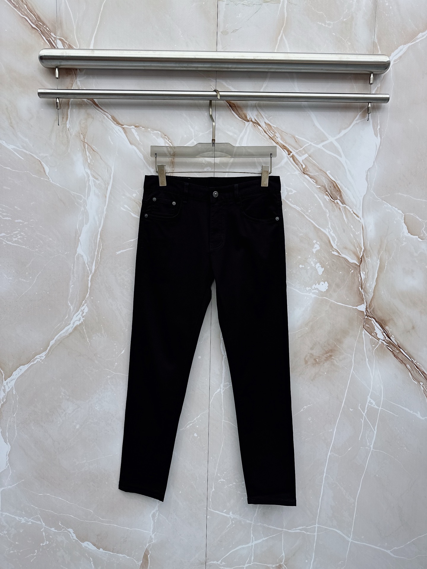 NO:918790,Versace 1956 spring and summer slim fit straight jeans!  Heavy-duty fermentation and washing process, the slim straight version with elastic upper body is very comfortable, and it is very classy to wear. Needless to say, the style and tailoring of the pants, the G mesh logo is highly recognizable!  Truly a first-class top trendy product!  Really top-notch jeans, using Turkish cotton to produce the most famous denim fabric. The quality is outstanding. After heavy-duty fermentation and washing, the pants are very soft!  The straight-leg version is not picky and the upper body is absolutely stylish!  !  !  Size 29——3837,versace,jeans,19860909范思哲 1956春夏修身版直筒牛仔裤！重工酵磨水洗工艺,修身直筒版型带弹力上身非常舒适,穿出去非常有档次,裤型款式和裁剪亦无需多言 ,G网Logo辨识度极高！真正一等一顶级潮品！真正殿堂级的牛仔裤,选用土耳其的棉花 生产出最有名的单宁布 品质卓然,经过重工酵磨水洗使得裤子很柔软！直脚的版型 不挑人 上身绝对的有型！！！尺码29——3837,,versace,jeans,,Men's clothing