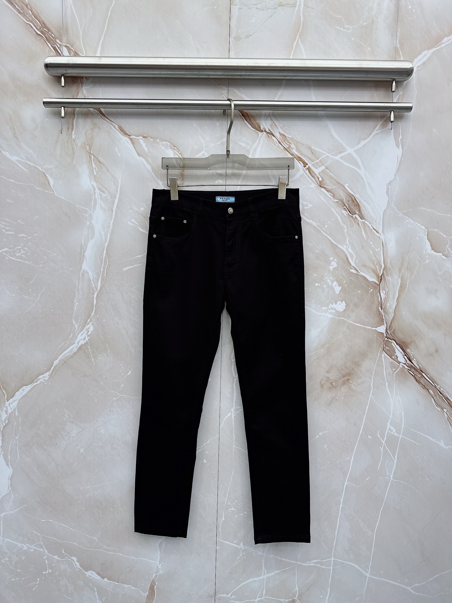 NO:918767,Prada 1956 spring and summer slim fit straight jeans!  Heavy-duty fermentation and washing process, the slim straight version with elastic upper body is very comfortable, and it is very classy to wear. Needless to say, the style and tailoring of the pants, the G mesh logo is highly recognizable!  Truly a first-class top trendy product!  Really top-notch jeans, using Turkish cotton to produce the most famous denim fabric. The quality is outstanding. After heavy-duty fermentation and washing, the pants are very soft!  The straight-leg version is not picky and the upper body is absolutely stylish!  !  !  Size 29——3837,,prada,jeans,19860909普拉达 1956春夏修身版直筒牛仔裤！重工酵磨水洗工艺,修身直筒版型带弹力上身非常舒适,穿出去非常有档次,裤型款式和裁剪亦无需多言 ,G网Logo辨识度极高！真正一等一顶级潮品！真正殿堂级的牛仔裤,选用土耳其的棉花 生产出最有名的单宁布 品质卓然,经过重工酵磨水洗使得裤子很柔软！直脚的版型 不挑人 上身绝对的有型！！！尺码29——3837,,prada,jeans,,Men's clothing