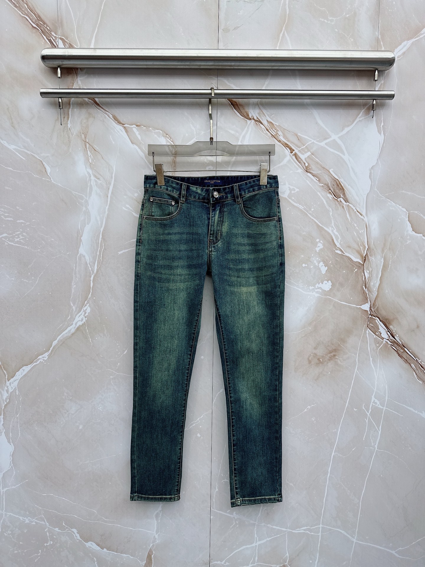 NO:918770,LV 1956 spring and summer slim fit straight jeans!  Heavy-duty fermentation and washing process, the slim straight version with elastic upper body is very comfortable, and it is very classy to wear. Needless to say, the style and tailoring of the pants, the G mesh logo is highly recognizable!  Truly a first-class top trendy product!  Really top-notch jeans, using Turkish cotton to produce the most famous denim fabric. The quality is outstanding. After heavy-duty fermentation and washing, the pants are very soft!  The straight-leg version is not picky and the upper body is absolutely stylish!  !  !  Size 29——3837,,louis vuitton,jeans,19860909LV 1956春夏修身版直筒牛仔裤！重工酵磨水洗工艺,修身直筒版型带弹力上身非常舒适,穿出去非常有档次,裤型款式和裁剪亦无需多言 ,G网Logo辨识度极高！真正一等一顶级潮品！真正殿堂级的牛仔裤,选用土耳其的棉花 生产出最有名的单宁布 品质卓然,经过重工酵磨水洗使得裤子很柔软！直脚的版型 不挑人 上身绝对的有型！！！尺码29——3837,,louis vuitton,jeans,,Men's clothing