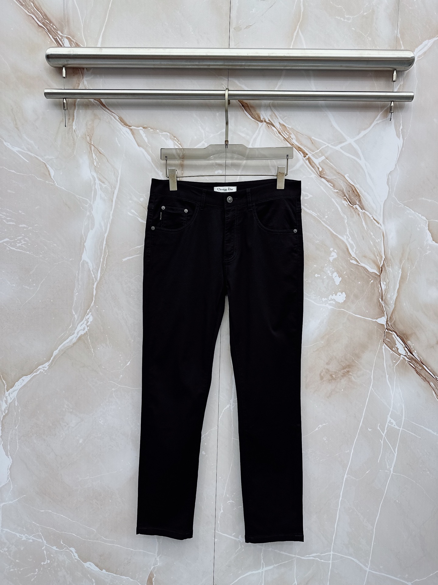 NO:918773,Dior 1956 spring and summer slim straight jeans!  Heavy-duty fermentation and washing process, the slim straight version with elastic upper body is very comfortable, and it is very classy to wear. Needless to say, the style and tailoring of the pants, the G mesh logo is highly recognizable!  Truly a first-class top trendy product!  Really top-notch jeans, using Turkish cotton to produce the most famous denim fabric. The quality is outstanding. After heavy-duty fermentation and washing, the pants are very soft!  The straight-leg version is not picky and the upper body is absolutely stylish!  !  !  Size 29——3837,,dior,jeans,19860909迪奥 1956春夏修身版直筒牛仔裤！重工酵磨水洗工艺,修身直筒版型带弹力上身非常舒适,穿出去非常有档次,裤型款式和裁剪亦无需多言 ,G网Logo辨识度极高！真正一等一顶级潮品！真正殿堂级的牛仔裤,选用土耳其的棉花 生产出最有名的单宁布 品质卓然,经过重工酵磨水洗使得裤子很柔软！直脚的版型 不挑人 上身绝对的有型！！！尺码29——3837,,dior,jeans,,Men's clothing