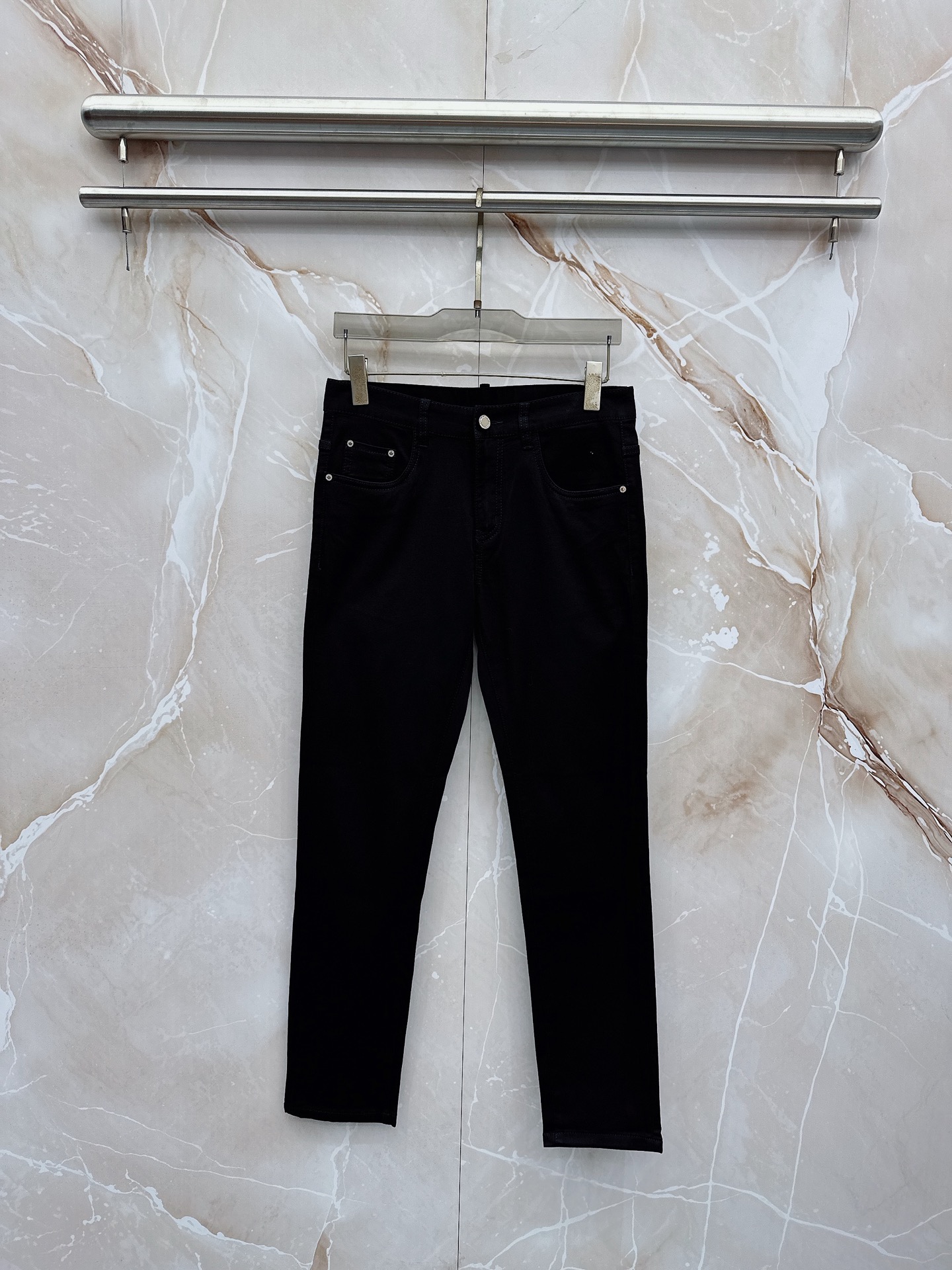 NO:918776,Meng Mouth 1956 spring and summer slim fit straight jeans!  Heavy-duty fermentation and washing process, the slim straight version with elastic upper body is very comfortable, and it is very classy to wear. Needless to say, the style and tailoring of the pants, the G mesh logo is highly recognizable!  Truly a first-class top trendy product!  Really top-notch jeans, using Turkish cotton to produce the most famous denim fabric. The quality is outstanding. After heavy-duty fermentation and washing, the pants are very soft!  The straight-leg version is not picky and the upper body is absolutely stylish!  !  !  Size 29——3837,,Moncler,jeans,19860909蒙口 1956春夏修身版直筒牛仔裤！重工酵磨水洗工艺,修身直筒版型带弹力上身非常舒适,穿出去非常有档次,裤型款式和裁剪亦无需多言 ,G网Logo辨识度极高！真正一等一顶级潮品！真正殿堂级的牛仔裤,选用土耳其的棉花 生产出最有名的单宁布 品质卓然,经过重工酵磨水洗使得裤子很柔软！直脚的版型 不挑人 上身绝对的有型！！！尺码29——3837,,Moncler,jeans,,Men's clothing