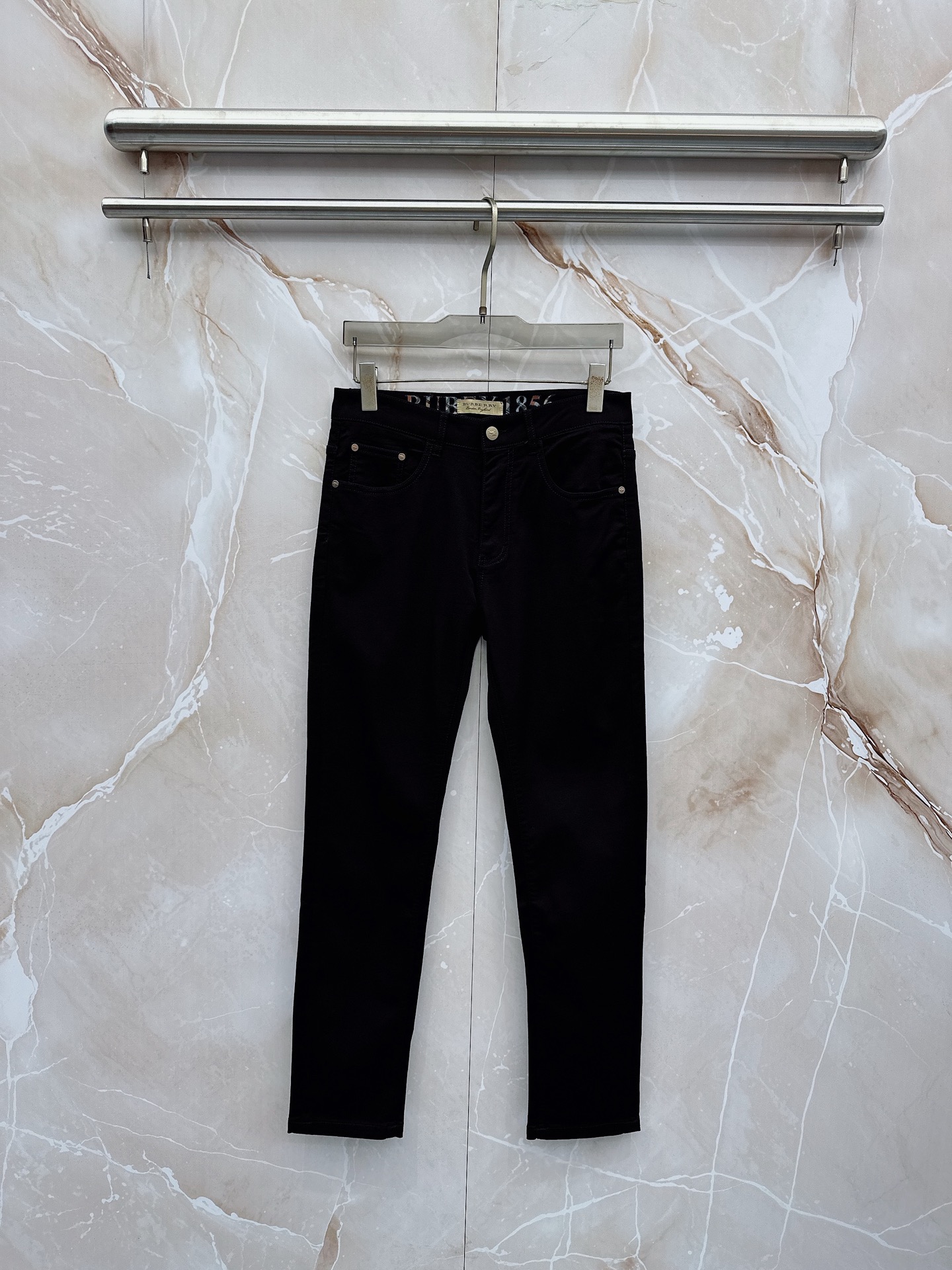 NO:918779,Burberry 1956 spring and summer slim fit straight jeans!  Heavy-duty fermentation and washing process, the slim straight version with elastic upper body is very comfortable, and it is very classy to wear. Needless to say, the style and tailoring of the pants, the G mesh logo is highly recognizable!  Truly a first-class top trendy product!  Really top-notch jeans, using Turkish cotton to produce the most famous denim fabric. The quality is outstanding. After heavy-duty fermentation and washing, the pants are very soft!  The straight-leg version is not picky and the upper body is absolutely stylish!  !  !  Size 29——3837,,burberry,jeans,19860909巴宝莉 1956春夏修身版直筒牛仔裤！重工酵磨水洗工艺,修身直筒版型带弹力上身非常舒适,穿出去非常有档次,裤型款式和裁剪亦无需多言 ,G网Logo辨识度极高！真正一等一顶级潮品！真正殿堂级的牛仔裤,选用土耳其的棉花 生产出最有名的单宁布 品质卓然,经过重工酵磨水洗使得裤子很柔软！直脚的版型 不挑人 上身绝对的有型！！！尺码29——3837,,burberry,jeans,,Men's clothing