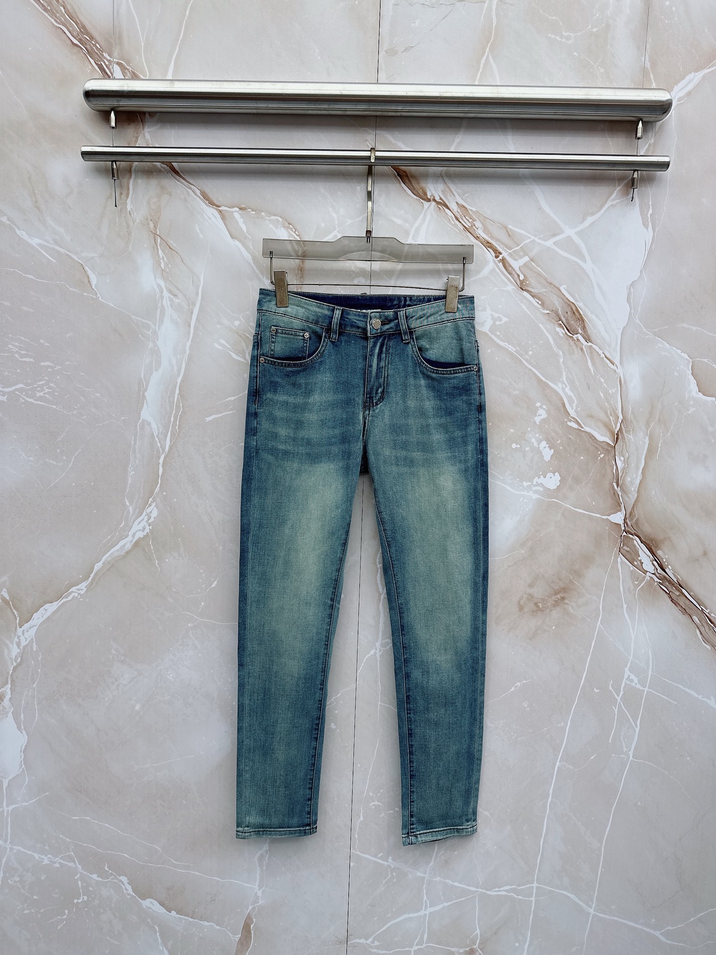 NO:918782,Meng Mouth 1956 spring and summer slim fit straight jeans!  Heavy-duty fermentation and washing process, the slim straight version with elastic upper body is very comfortable, and it is very classy to wear. Needless to say, the style and tailoring of the pants, the G mesh logo is highly recognizable!  Truly a first-class top trendy product!  Really top-notch jeans, using Turkish cotton to produce the most famous denim fabric. The quality is outstanding. After heavy-duty fermentation and washing, the pants are very soft!  The straight-leg version is not picky and the upper body is absolutely stylish!  !  !  Size 29——3837,,Moncler,jeans,19860909蒙口 1956春夏修身版直筒牛仔裤！重工酵磨水洗工艺,修身直筒版型带弹力上身非常舒适,穿出去非常有档次,裤型款式和裁剪亦无需多言 ,G网Logo辨识度极高！真正一等一顶级潮品！真正殿堂级的牛仔裤,选用土耳其的棉花 生产出最有名的单宁布 品质卓然,经过重工酵磨水洗使得裤子很柔软！直脚的版型 不挑人 上身绝对的有型！！！尺码29——3837,,Moncler,jeans,,Men's clothing