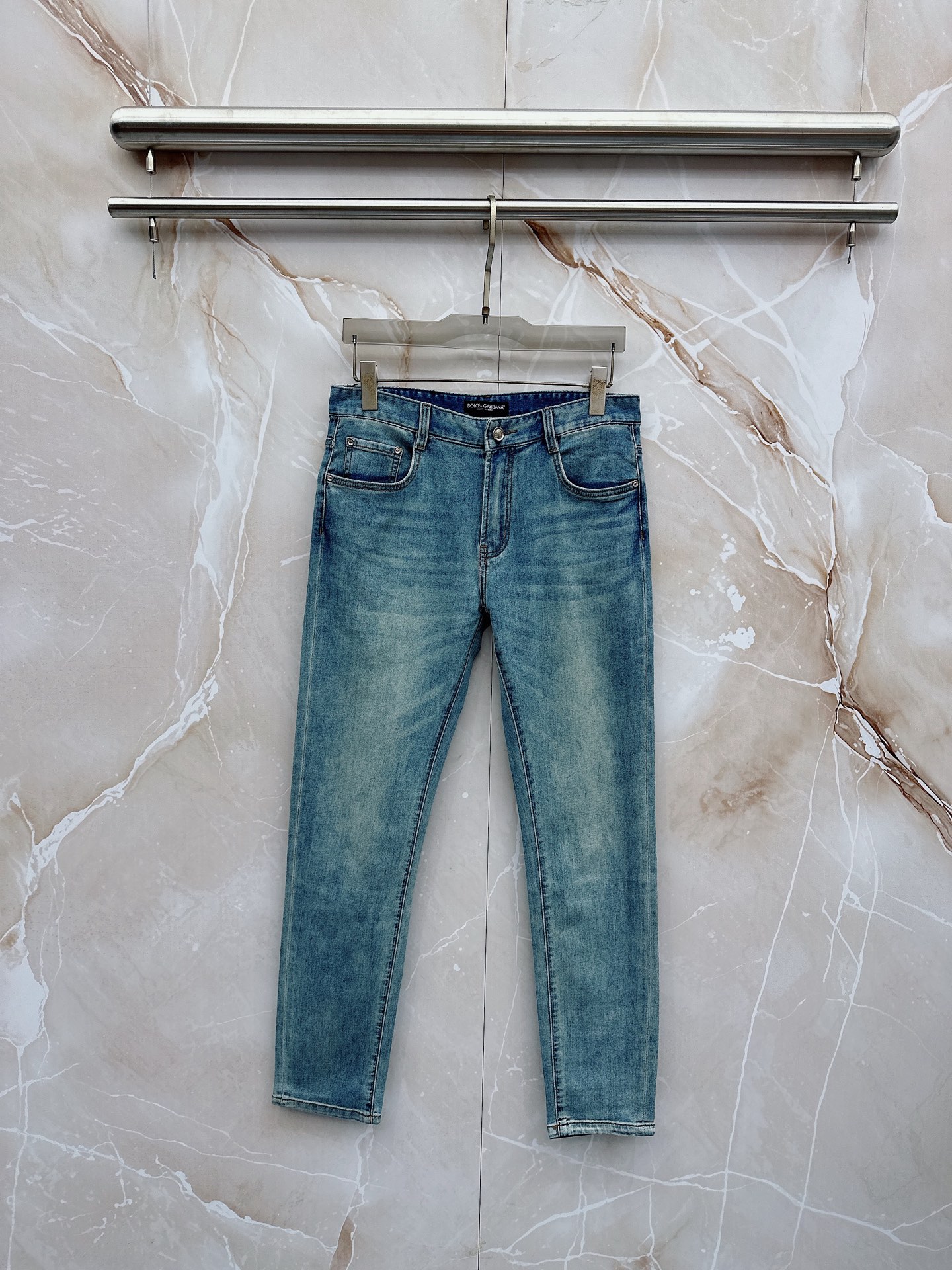 NO:918785,DG 1956 spring and summer slim fit straight jeans!  Heavy-duty fermentation and washing process, the slim straight version with elastic upper body is very comfortable, and it is very classy to wear. Needless to say, the style and tailoring of the pants, the G mesh logo is highly recognizable!  Truly a first-class top trendy product!  Really top-notch jeans, using Turkish cotton to produce the most famous denim fabric. The quality is outstanding. After heavy-duty fermentation and washing, the pants are very soft!  The straight-leg version is not picky and the upper body is absolutely stylish!  !  !  Size 29——3837,,jeans,19860909DG 1956春夏修身版直筒牛仔裤！重工酵磨水洗工艺,修身直筒版型带弹力上身非常舒适,穿出去非常有档次,裤型款式和裁剪亦无需多言 ,G网Logo辨识度极高！真正一等一顶级潮品！真正殿堂级的牛仔裤,选用土耳其的棉花 生产出最有名的单宁布 品质卓然,经过重工酵磨水洗使得裤子很柔软！直脚的版型 不挑人 上身绝对的有型！！！尺码29——3837,,jeans,,Men's clothing
