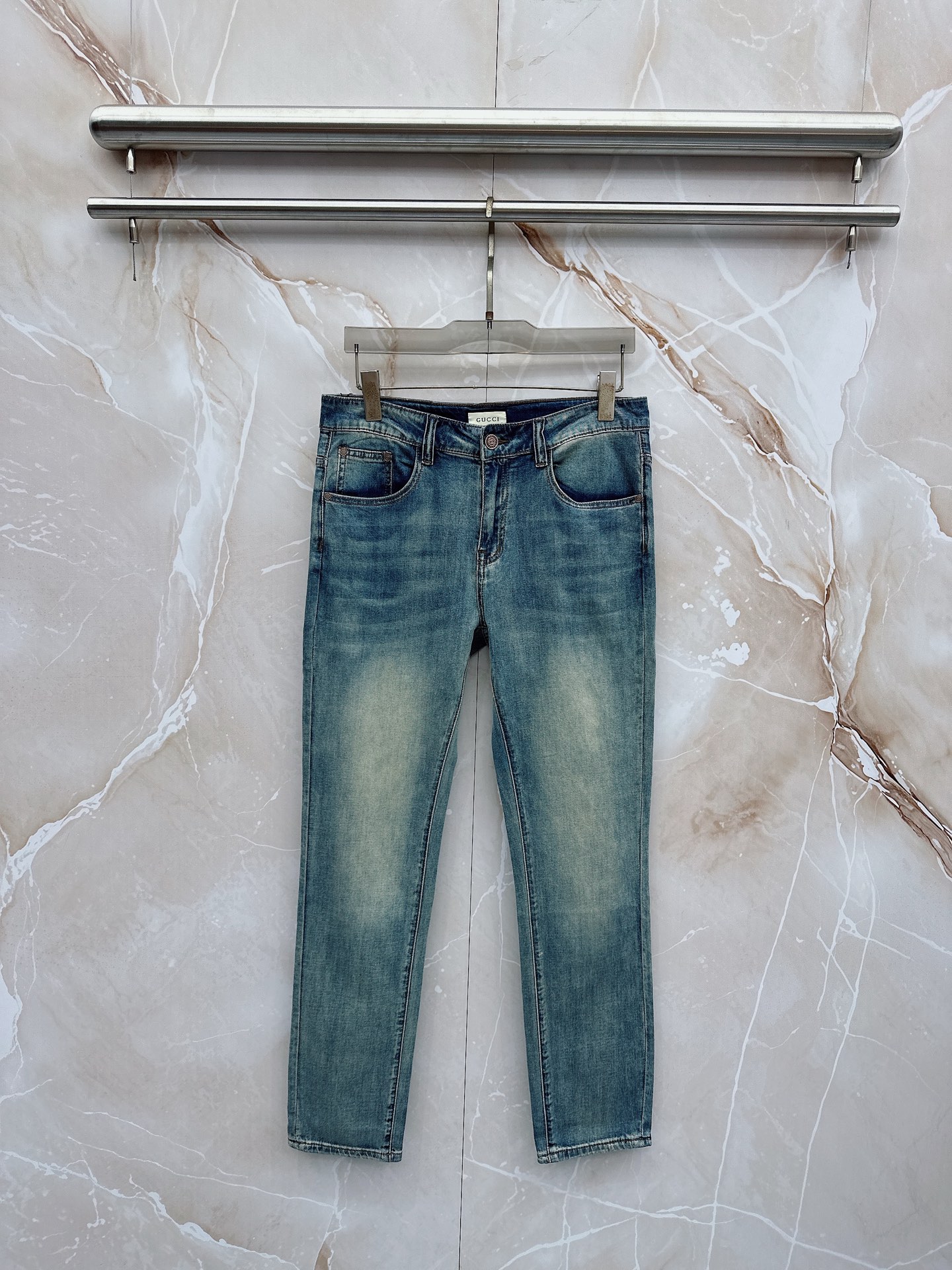 NO:918788,Gucci 1956 spring and summer slim fit straight jeans!  Heavy-duty fermentation and washing process, the slim straight version with elastic upper body is very comfortable, and it is very classy to wear. Needless to say, the style and tailoring of the pants, the G mesh logo is highly recognizable!  Truly a first-class top trendy product!  Really top-notch jeans, using Turkish cotton to produce the most famous denim fabric. The quality is outstanding. After heavy-duty fermentation and washing, the pants are very soft!  The straight-leg version is not picky and the upper body is absolutely stylish!  !  !  Size 29——3837,,jeans,19860909古奇 1956春夏修身版直筒牛仔裤！重工酵磨水洗工艺,修身直筒版型带弹力上身非常舒适,穿出去非常有档次,裤型款式和裁剪亦无需多言 ,G网Logo辨识度极高！真正一等一顶级潮品！真正殿堂级的牛仔裤,选用土耳其的棉花 生产出最有名的单宁布 品质卓然,经过重工酵磨水洗使得裤子很柔软！直脚的版型 不挑人 上身绝对的有型！！！尺码29——3837,,jeans,,Men's clothing