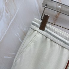 Loro Piana诺悠翩雅刺绣徽标抽绳休闲裤◽甄选品牌专属顶级混纺科技面料,触感细腻如羊绒般柔糯,自带 Loro Piana诺悠翩雅刺绣徽标抽绳休闲裤◽甄选品牌专属顶级混纺科技面料,触感细腻如羊绒般柔糯,自带