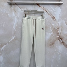 Loro Piana诺悠翩雅刺绣徽标抽绳休闲裤◽甄选品牌专属顶级混纺科技面料,触感细腻如羊绒般柔糯,自带 Loro Piana诺悠翩雅刺绣徽标抽绳休闲裤◽甄选品牌专属顶级混纺科技面料,触感细腻如羊绒般柔糯,自带