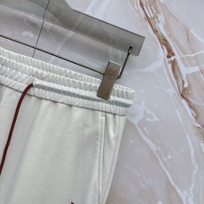 Loro Piana诺悠翩雅刺绣徽标抽绳休闲裤◽甄选品牌专属顶级混纺科技面料,触感细腻如羊绒般柔糯,自带 Loro Piana诺悠翩雅刺绣徽标抽绳休闲裤◽甄选品牌专属顶级混纺科技面料,触感细腻如羊绒般柔糯,自带