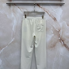 Loro Piana诺悠翩雅刺绣徽标抽绳休闲裤◽甄选品牌专属顶级混纺科技面料,触感细腻如羊绒般柔糯,自带 Loro Piana诺悠翩雅刺绣徽标抽绳休闲裤◽甄选品牌专属顶级混纺科技面料,触感细腻如羊绒般柔糯,自带