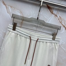 Loro Piana诺悠翩雅刺绣徽标抽绳休闲裤◽甄选品牌专属顶级混纺科技面料,触感细腻如羊绒般柔糯,自带 Loro Piana诺悠翩雅刺绣徽标抽绳休闲裤◽甄选品牌专属顶级混纺科技面料,触感细腻如羊绒般柔糯,自带