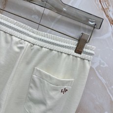 Loro Piana诺悠翩雅刺绣徽标抽绳休闲裤◽甄选品牌专属顶级混纺科技面料,触感细腻如羊绒般柔糯,自带 Loro Piana诺悠翩雅刺绣徽标抽绳休闲裤◽甄选品牌专属顶级混纺科技面料,触感细腻如羊绒般柔糯,自带