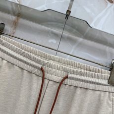 Loro Piana诺悠翩雅刺绣徽标抽绳休闲裤◽甄选品牌专属顶级混纺科技面料,触感细腻如羊绒般柔糯,自带 Loro Piana诺悠翩雅刺绣徽标抽绳休闲裤◽甄选品牌专属顶级混纺科技面料,触感细腻如羊绒般柔糯,自带