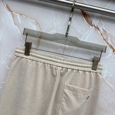 Loro Piana诺悠翩雅刺绣徽标抽绳休闲裤◽甄选品牌专属顶级混纺科技面料,触感细腻如羊绒般柔糯,自带 Loro Piana诺悠翩雅刺绣徽标抽绳休闲裤◽甄选品牌专属顶级混纺科技面料,触感细腻如羊绒般柔糯,自带