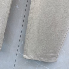 Loro Piana诺悠翩雅刺绣徽标抽绳休闲裤◽甄选品牌专属顶级混纺科技面料,触感细腻如羊绒般柔糯,自带 Loro Piana诺悠翩雅刺绣徽标抽绳休闲裤◽甄选品牌专属顶级混纺科技面料,触感细腻如羊绒般柔糯,自带