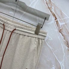 Loro Piana诺悠翩雅刺绣徽标抽绳休闲裤◽甄选品牌专属顶级混纺科技面料,触感细腻如羊绒般柔糯,自带 Loro Piana诺悠翩雅刺绣徽标抽绳休闲裤◽甄选品牌专属顶级混纺科技面料,触感细腻如羊绒般柔糯,自带
