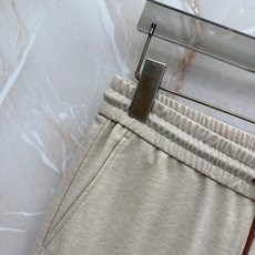 Loro Piana诺悠翩雅刺绣徽标抽绳休闲裤◽甄选品牌专属顶级混纺科技面料,触感细腻如羊绒般柔糯,自带 Loro Piana诺悠翩雅刺绣徽标抽绳休闲裤◽甄选品牌专属顶级混纺科技面料,触感细腻如羊绒般柔糯,自带