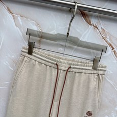 Loro Piana诺悠翩雅刺绣徽标抽绳休闲裤◽甄选品牌专属顶级混纺科技面料,触感细腻如羊绒般柔糯,自带 Loro Piana诺悠翩雅刺绣徽标抽绳休闲裤◽甄选品牌专属顶级混纺科技面料,触感细腻如羊绒般柔糯,自带