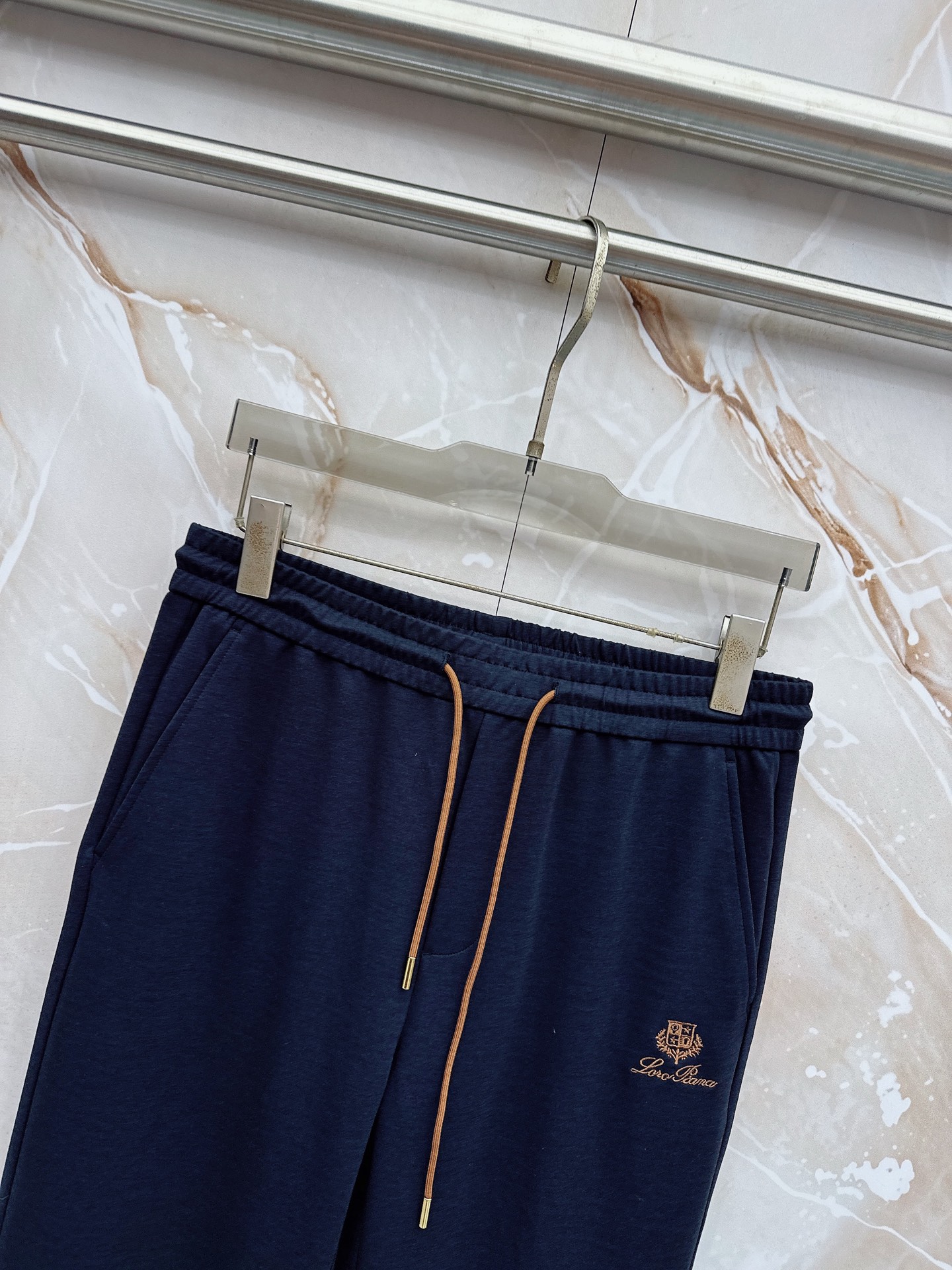 Loro Piana诺悠翩雅刺绣徽标抽绳休闲裤◽甄选品牌专属顶级混纺科技面料，触感细腻如羊绒般柔糯，自带