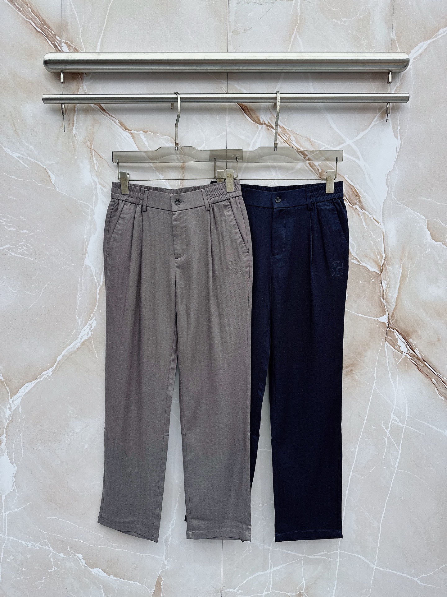 NO:839514,Brunello  Cucinelli-BC, 2026 spring and summer new casual pants, are blended with 80% Tencel and 20% linen to create a light and breathable wearing experience. The smooth drape of Tencel is perfectly integrated with the natural texture of linen, making it soft and skin-friendly to the touch, with a cool feeling.  , easy to cope with the rising temperatures in spring and summer. The loose straight version modifies the shape of the legs, hides the flesh and makes the body look slimmer, and is elegant and stylish when walking, taking into account both comfort and aura. The waist is designed with an elastic waistband and is matched with front buttons. It is easy to put on and take off and accommodates various waist sizes. It does not restrict the body even if you sit for a long time and walk for a long time. Side  The pockets are embellished with exquisite and small embroidery, adding interesting details in a low-key manner, breaking the monotony. The color is clean and refreshing, and highly versatile. It can be easily controlled whether it is daily travel, weekend leisure or light business occasions. High-quality fabrics combined with exquisite craftsmanship are durable and not easy to wrinkle.  , worry-free care. This spring and summer, let these pants become a versatile tool for your wardrobe. It uses simple design to interpret high-end texture, and can easily wear it with a sense of relaxation and fashion. 30-40, no 37, 39 (please quote waist size when placing an order),, brunello  cucinelli,19860909Brunello Cucinelli-BC、2026春夏新品休闲裤,以80天丝与20亚麻混纺,打造轻盈透气的穿着体验.天丝的顺滑垂坠与亚麻的天然肌理完美融合,触感柔软亲肤,自带清凉感,轻松应对春夏升温.宽松直筒版型修饰腿型,藏肉显瘦,走动间飘逸有型,兼顾舒适与气场.腰部采用松紧腰头设计,搭配前襟纽扣,穿脱方便且包容各种腰围,久坐久走也不勒身.侧边口袋点缀精致小巧刺绣,低调中增添趣味细节,打破单调.本色调干净清爽,百搭性强,无论是日常出行、周末休闲还是轻商务场合,都能从容驾驭.高品质面料结合精湛工艺,耐穿不易皱,打理省心.这个春夏,让这条裤子成为你衣橱的百搭利器,用简约设计诠释高级质感,轻松穿出松弛感与时尚度.30-40,无37,39（下单请报腰围尺码）,,brunello cucinelli,,Men's clothing