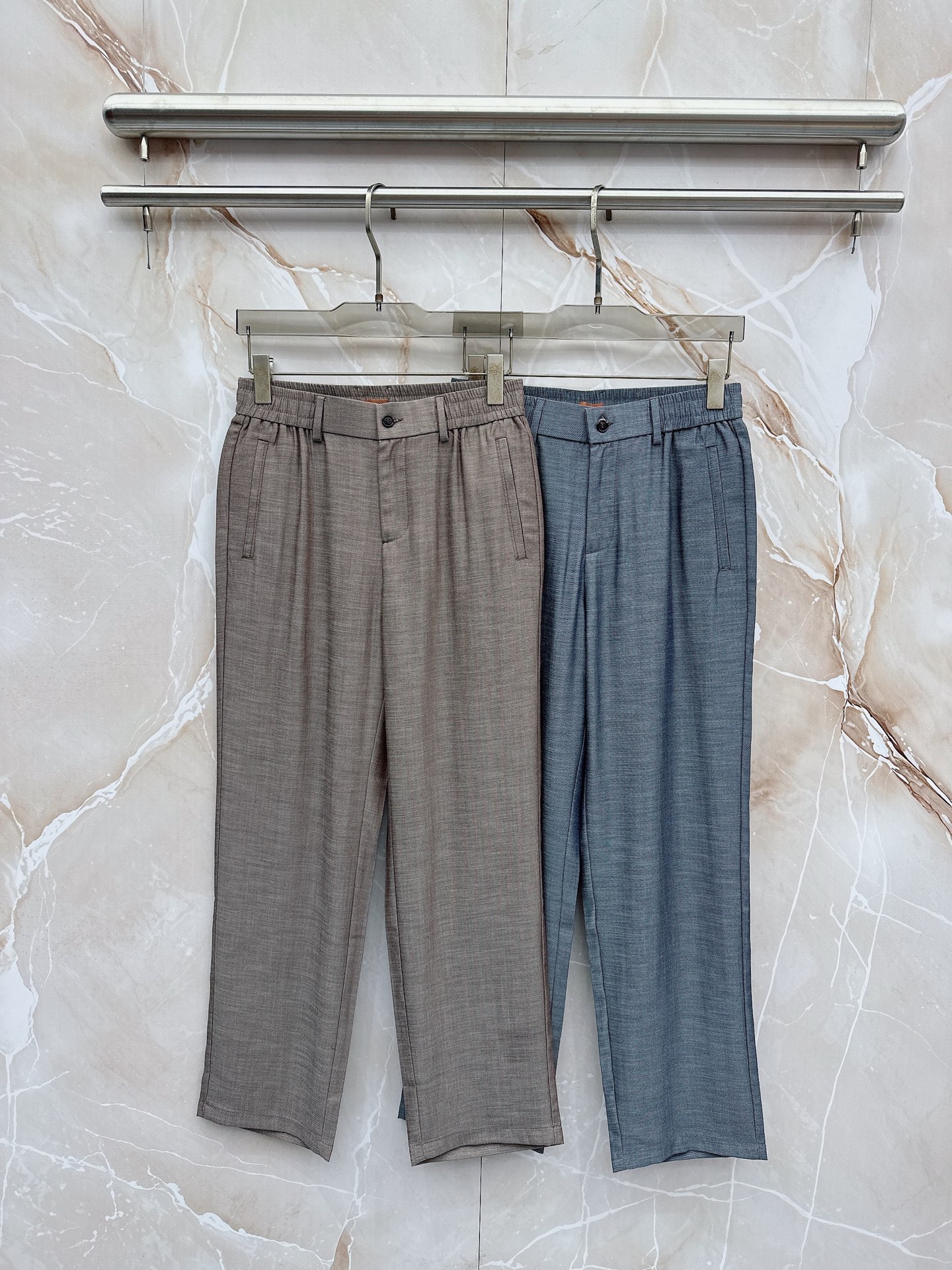 NO:839518,Ermenegildo Zegna, the new casual pants for spring and summer 2026, are blended with 80% Tencel and 20% linen to create a light and breathable wearing experience. The smooth drape of Tencel is perfectly integrated with the natural texture of linen. It feels soft and skin-friendly, and has a cool feeling, making it easy to cope with spring and summer.  Warming up. The loose straight version modifies the shape of the legs, hides the muscles and makes the body look slimmer. It is elegant and stylish when walking, taking into account comfort and aura. The waist is designed with an elastic waistband and a front button, which is easy to put on and take off and accommodates various waist sizes. It does not restrict the body even if you sit for a long time and walk for a long time. The side pockets are embellished  Exquisite and small embroidery adds interesting details to the low-key, breaking the monotony. The color is clean and refreshing, and highly versatile. It can be easily controlled whether it is daily travel, weekend leisure or light business occasions. High-quality fabrics combined with exquisite craftsmanship are durable and not easy to wrinkle.  Easy to take care of. This spring and summer, let these pants become a versatile tool for your wardrobe. It uses simple design to interpret the high-end texture, and can easily wear it with a sense of relaxation and fashion. 30-40, no 37, 39 (please quote waist size when placing an order),,zegna,19860909杰尼亚、2026春夏新品休闲裤,以80天丝与20亚麻混纺,打造轻盈透气的穿着体验.天丝的顺滑垂坠与亚麻的天然肌理完美融合,触感柔软亲肤,自带清凉感,轻松应对春夏升温.宽松直筒版型修饰腿型,藏肉显瘦,走动间飘逸有型,兼顾舒适与气场.腰部采用松紧腰头设计,搭配前襟纽扣,穿脱方便且包容各种腰围,久坐久走也不勒身.侧边口袋点缀精致小巧刺绣,低调中增添趣味细节,打破单调.本色调干净清爽,百搭性强,无论是日常出行、周末休闲还是轻商务场合,都能从容驾驭.高品质面料结合精湛工艺,耐穿不易皱,打理省心.这个春夏,让这条裤子成为你衣橱的百搭利器,用简约设计诠释高级质感,轻松穿出松弛感与时尚度.30-40,无37,39（下单请报腰围尺码）,,zegna,,Men's clothing