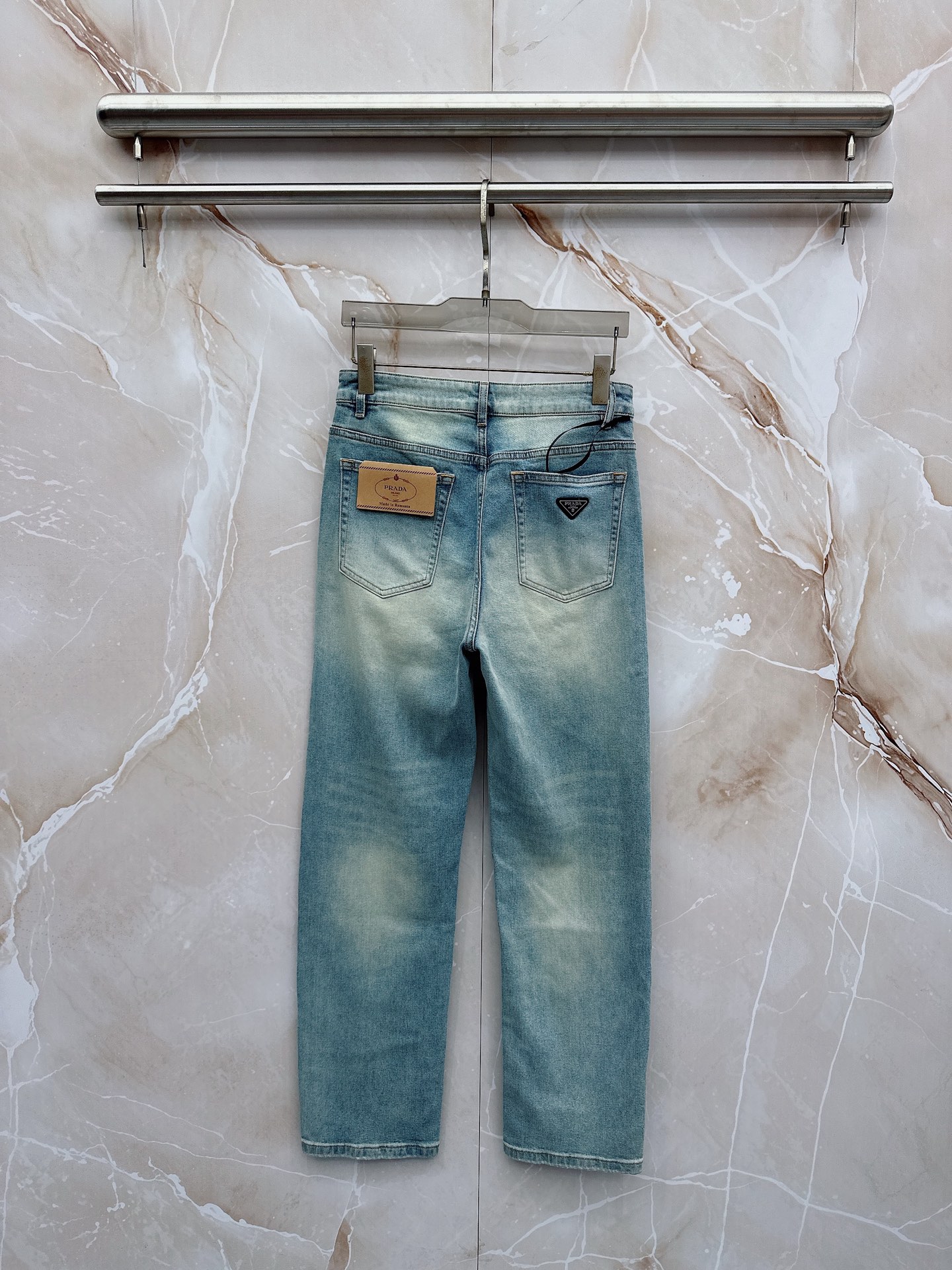 普拉达 2026春季新款上市，高品质爆款牛仔裤👖超级定制款，经典LOGO，修身带弹力，上身舒适亲肤，版型