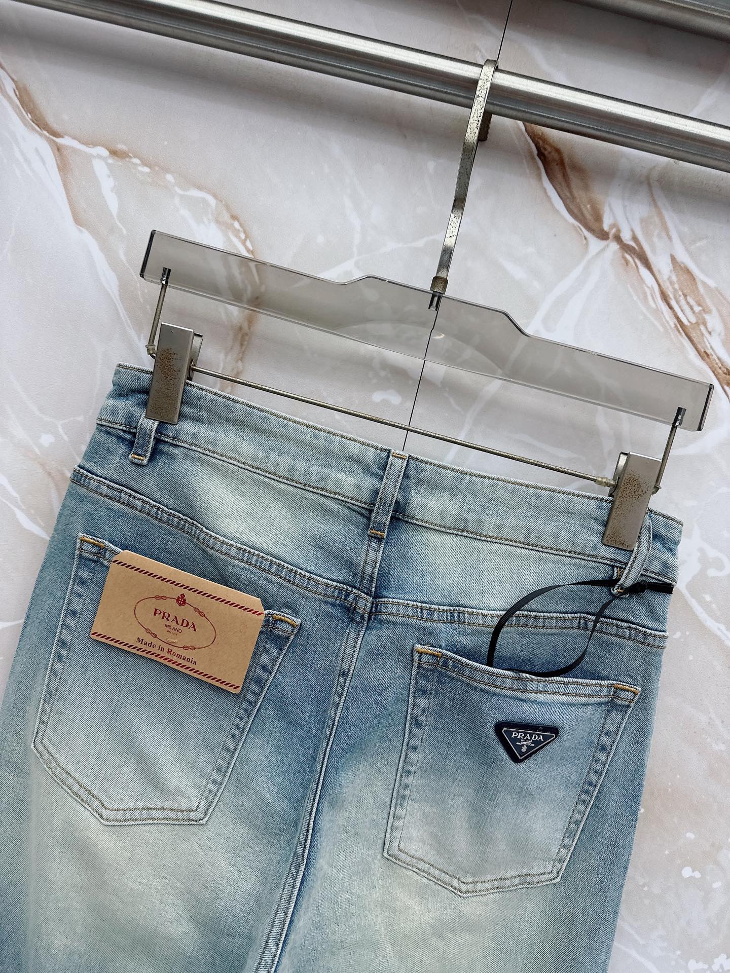 普拉达 2026春季新款上市，高品质爆款牛仔裤👖超级定制款，经典LOGO，修身带弹力，上身舒适亲肤，版型