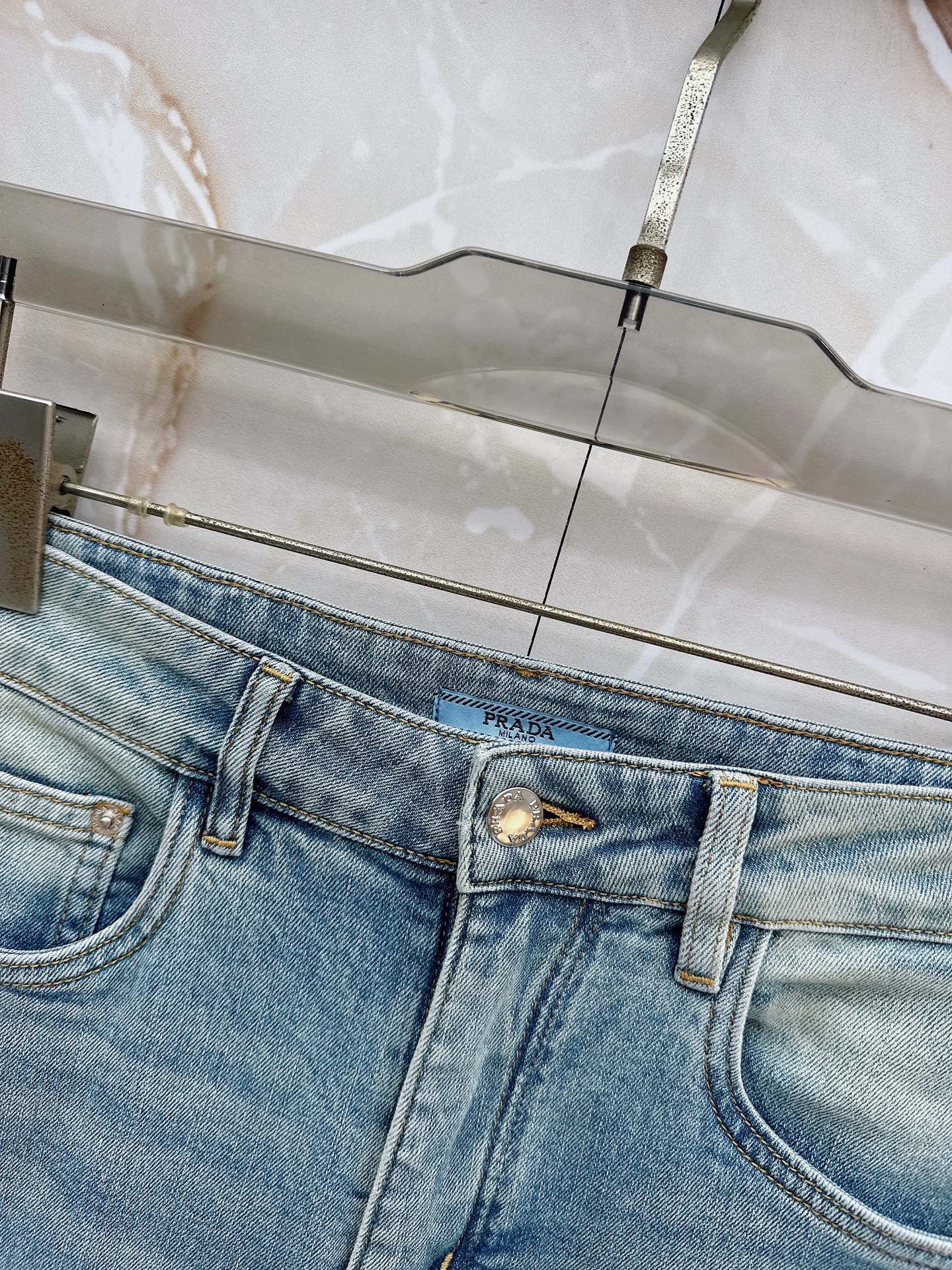 普拉达 2026春季新款上市，高品质爆款牛仔裤👖超级定制款，经典LOGO，修身带弹力，上身舒适亲肤，版型