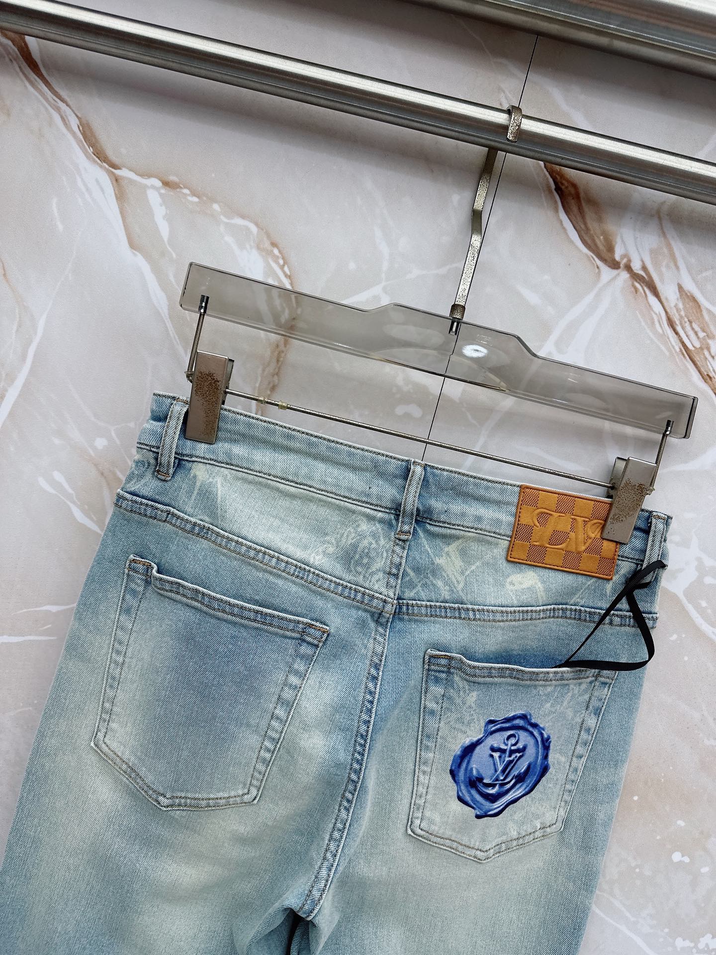 LV 2026春季新款上市，高品质爆款牛仔裤👖超级定制款，经典LOGO，修身带弹力，上身舒适亲肤，版型超